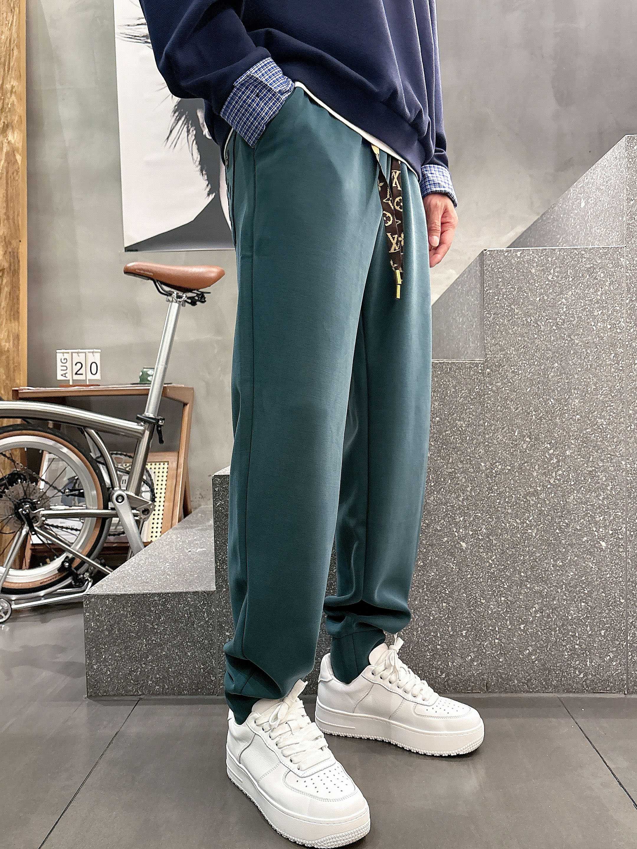 ，L2025秋款上新LV直筒微阔版型，不挑身材。独有的设计风格，定制雅赛尔面料，上身柔软舒适。定制腰绳，