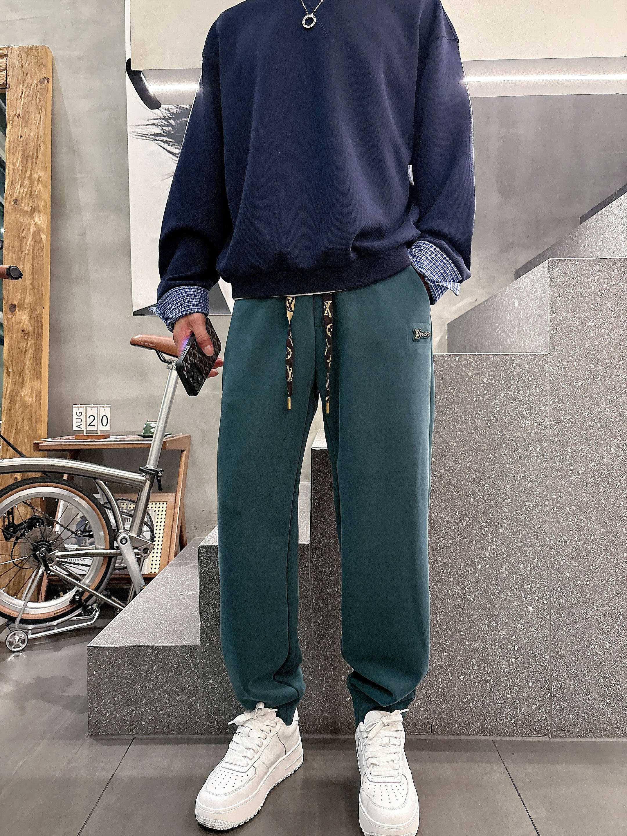 ，L2025秋款上新LV直筒微阔版型，不挑身材。独有的设计风格，定制雅赛尔面料，上身柔软舒适。定制腰绳，