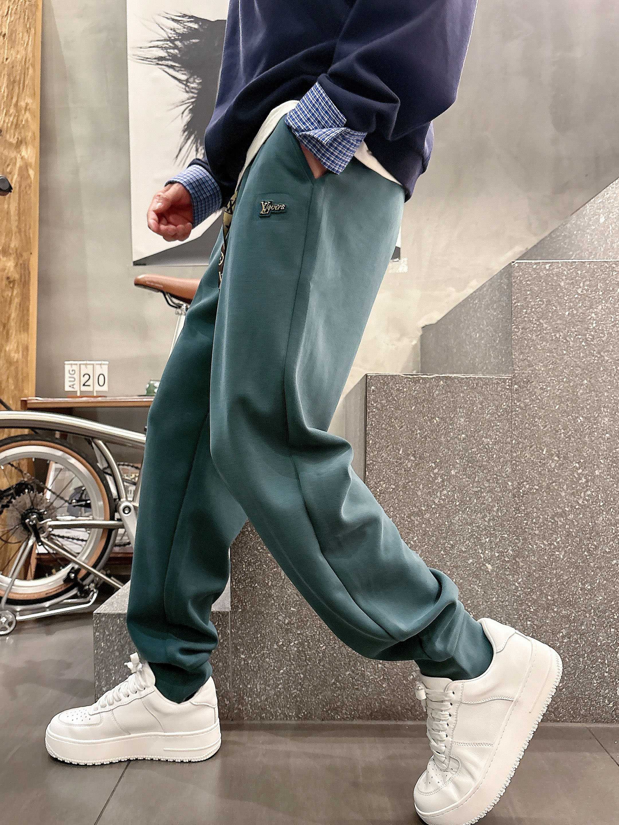 ，L2025秋款上新LV直筒微阔版型，不挑身材。独有的设计风格，定制雅赛尔面料，上身柔软舒适。定制腰绳，