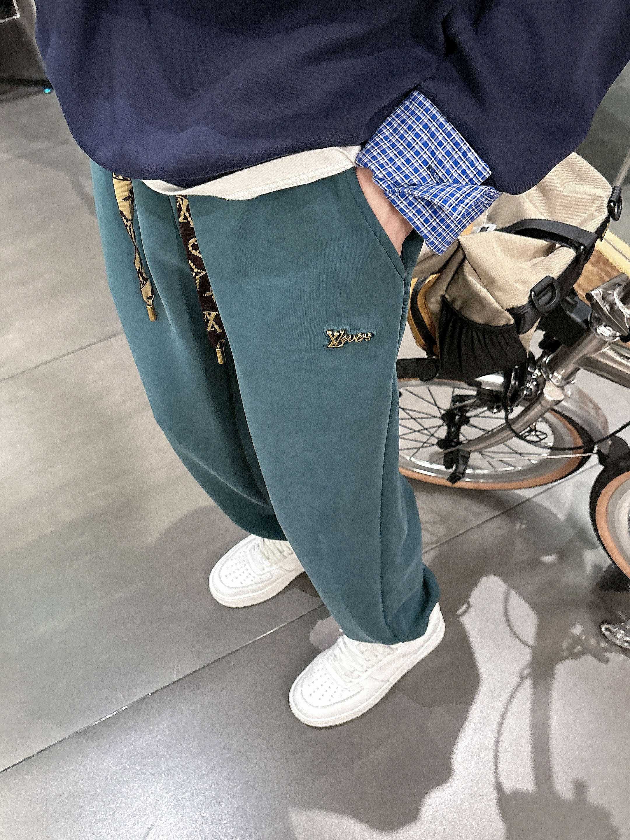 ，L2025秋款上新LV直筒微阔版型，不挑身材。独有的设计风格，定制雅赛尔面料，上身柔软舒适。定制腰绳，