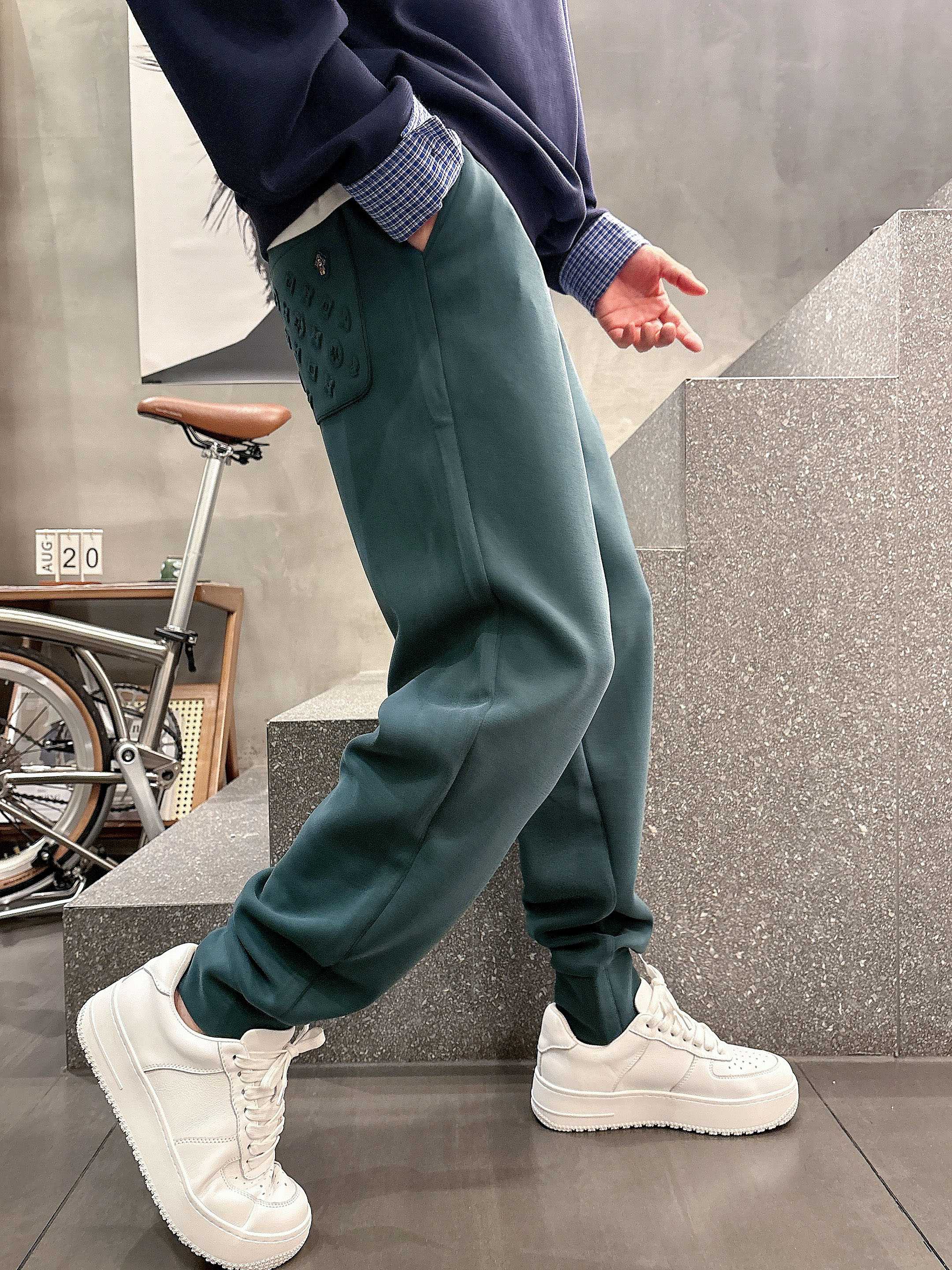 ，L2025秋款上新LV直筒微阔版型，不挑身材。独有的设计风格，定制雅赛尔面料，上身柔软舒适。定制腰绳，