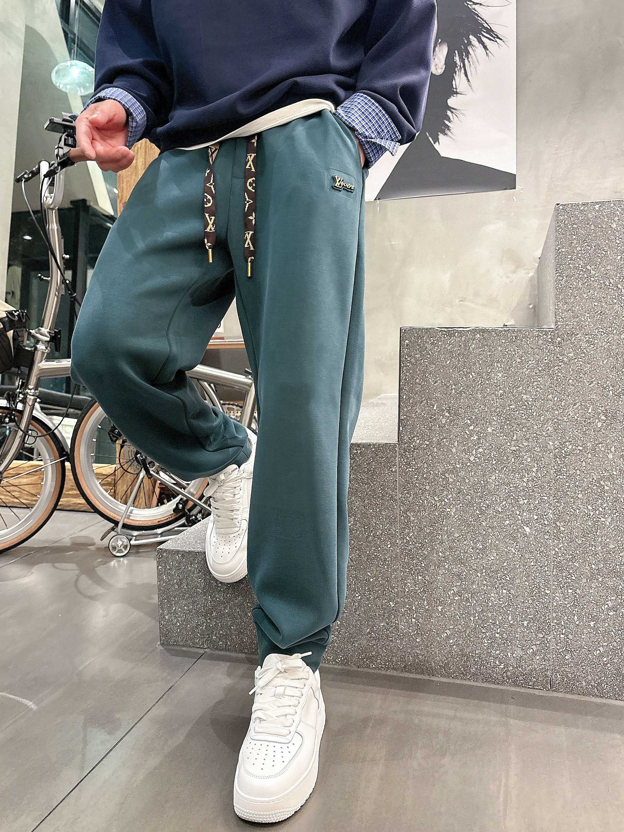 ，L2025秋款上新LV直筒微阔版型，不挑身材。独有的设计风格，定制雅赛尔面料，上身柔软舒适。定制腰绳，