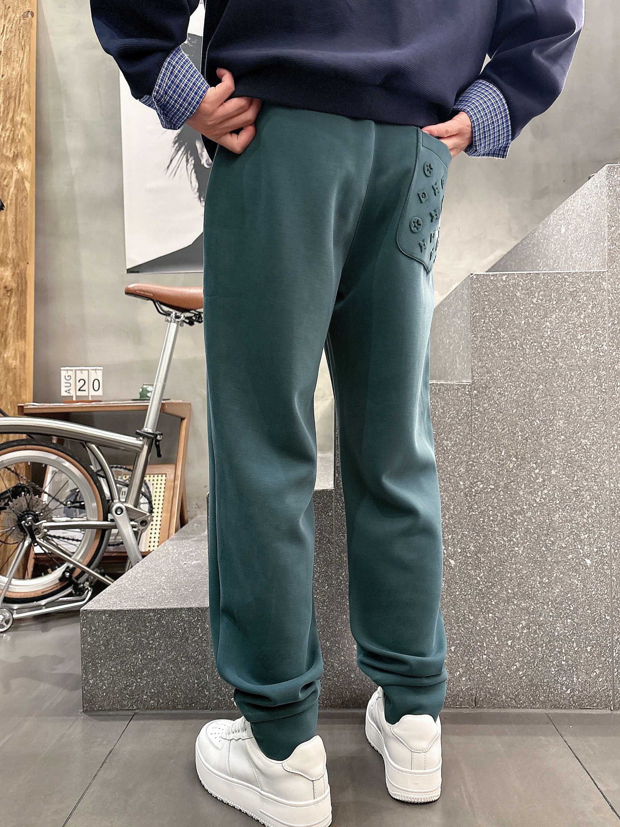 ，L2025秋款上新LV直筒微阔版型，不挑身材。独有的设计风格，定制雅赛尔面料，上身柔软舒适。定制腰绳，