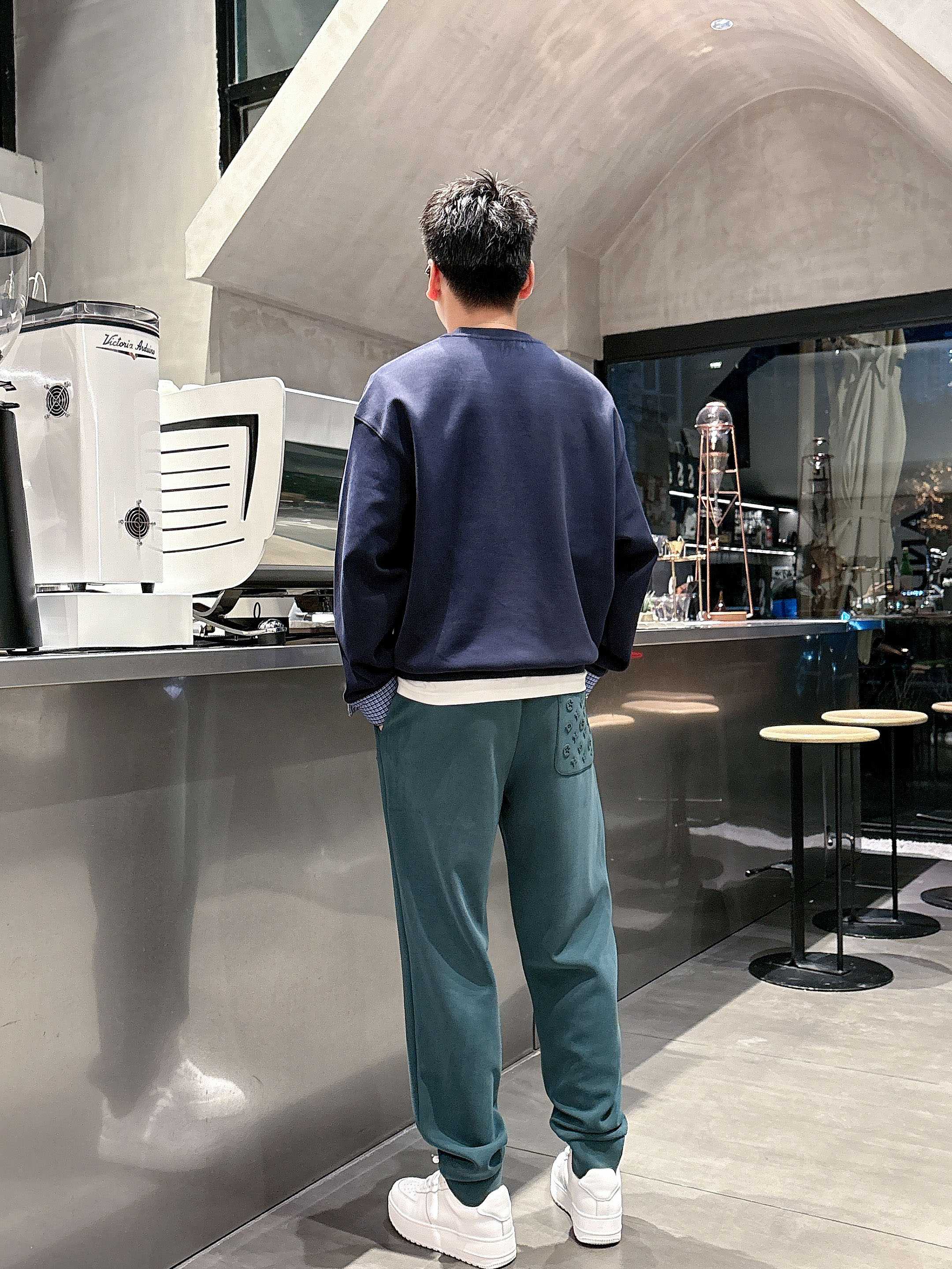 ，L2025秋款上新LV直筒微阔版型，不挑身材。独有的设计风格，定制雅赛尔面料，上身柔软舒适。定制腰绳，