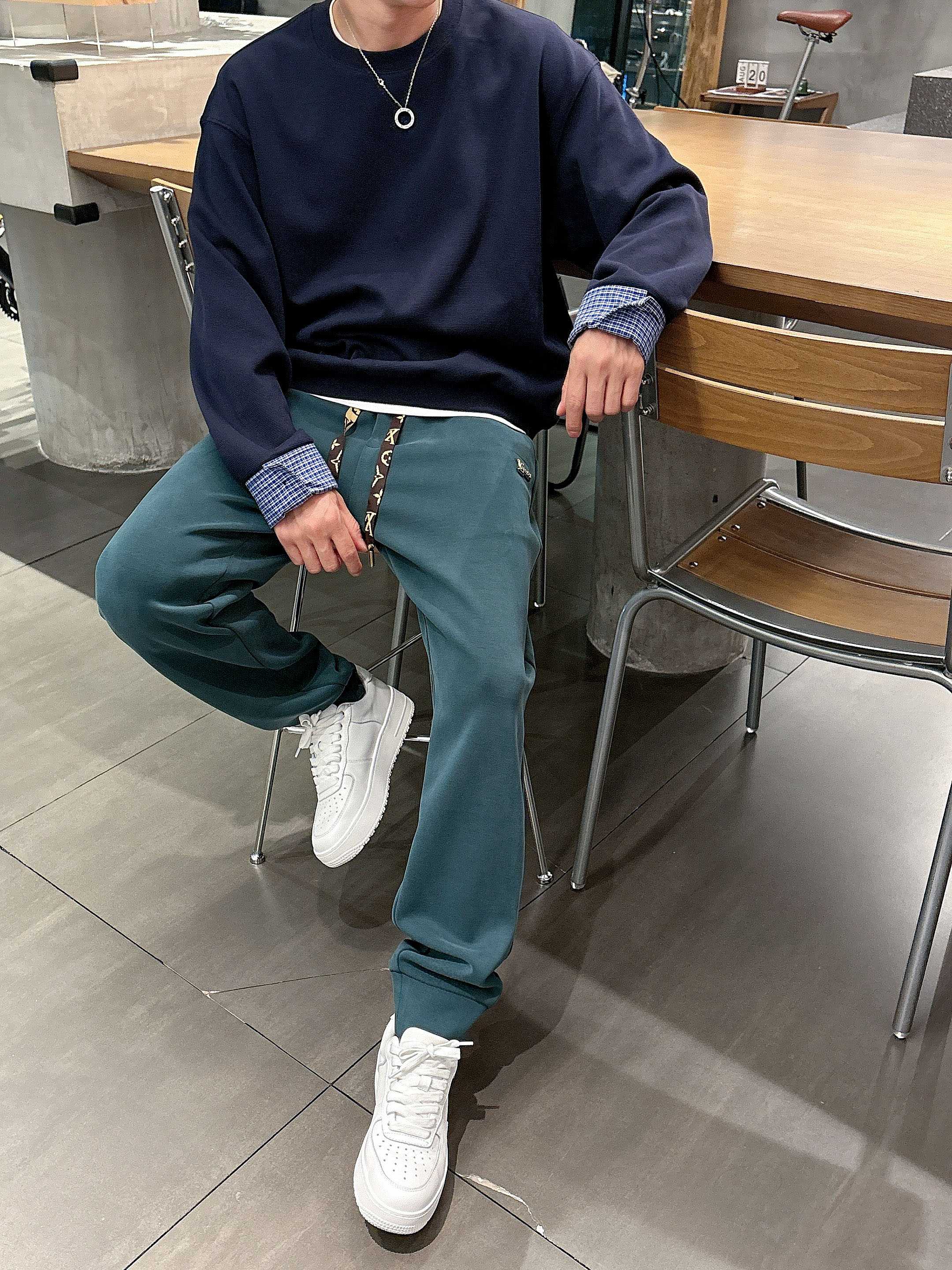 ，L2025秋款上新LV直筒微阔版型，不挑身材。独有的设计风格，定制雅赛尔面料，上身柔软舒适。定制腰绳，