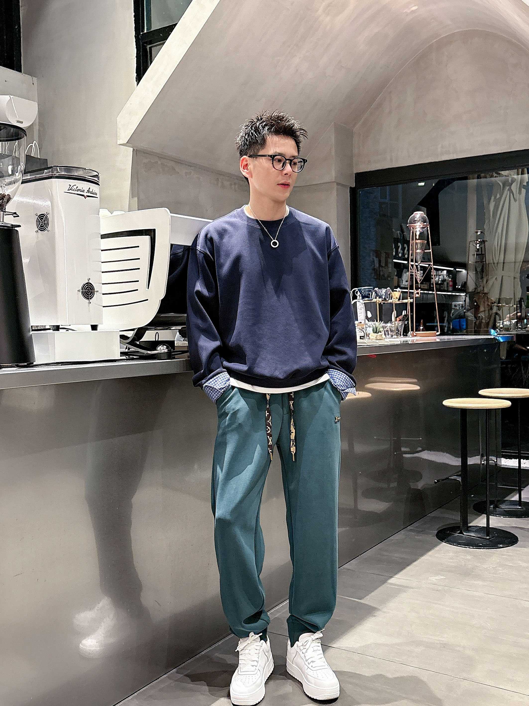 ，L2025秋款上新LV直筒微阔版型，不挑身材。独有的设计风格，定制雅赛尔面料，上身柔软舒适。定制腰绳，