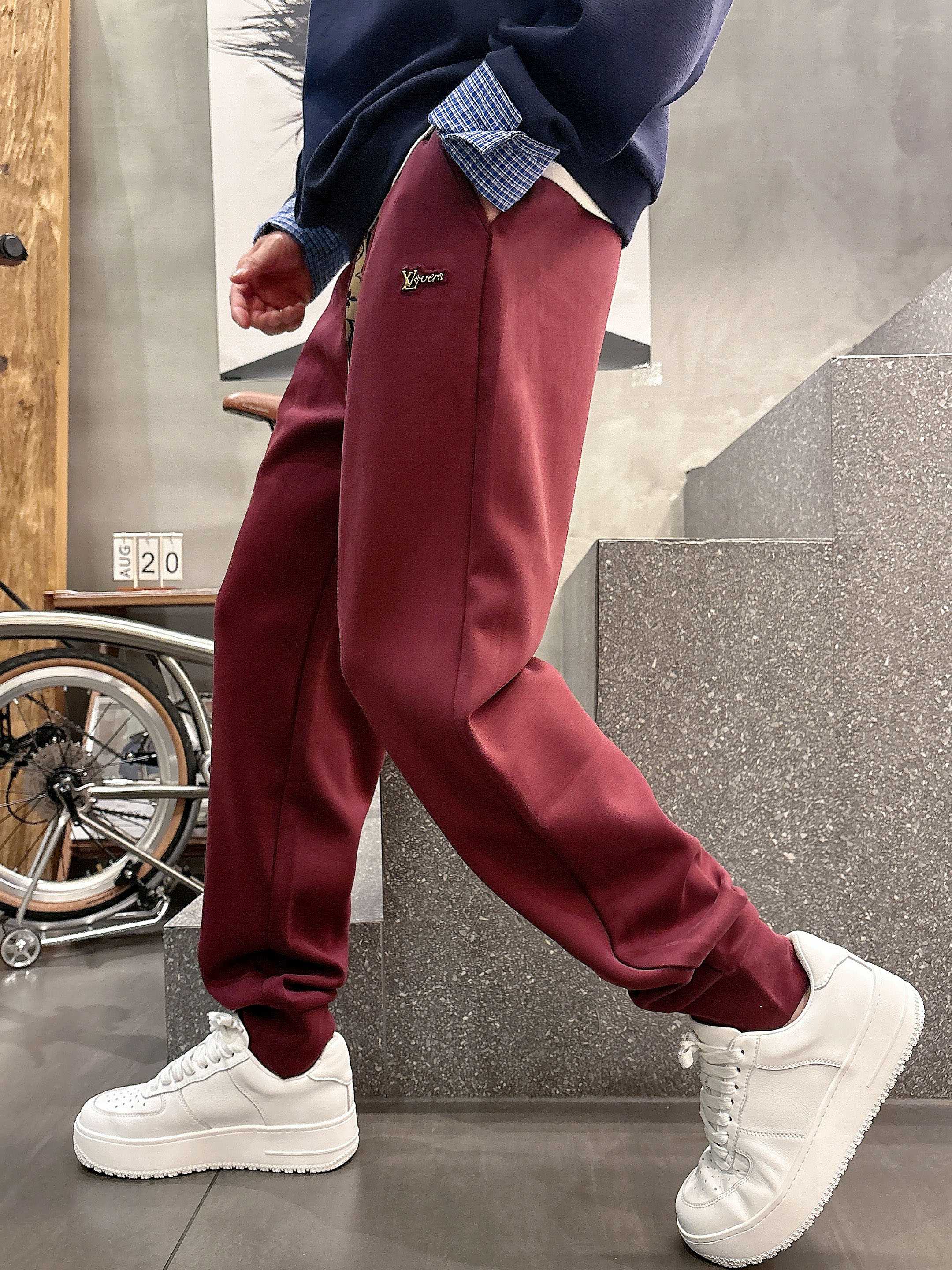 ，L2025秋款上新LV直筒微阔版型，不挑身材。独有的设计风格，定制雅赛尔面料，上身柔软舒适。定制腰绳，