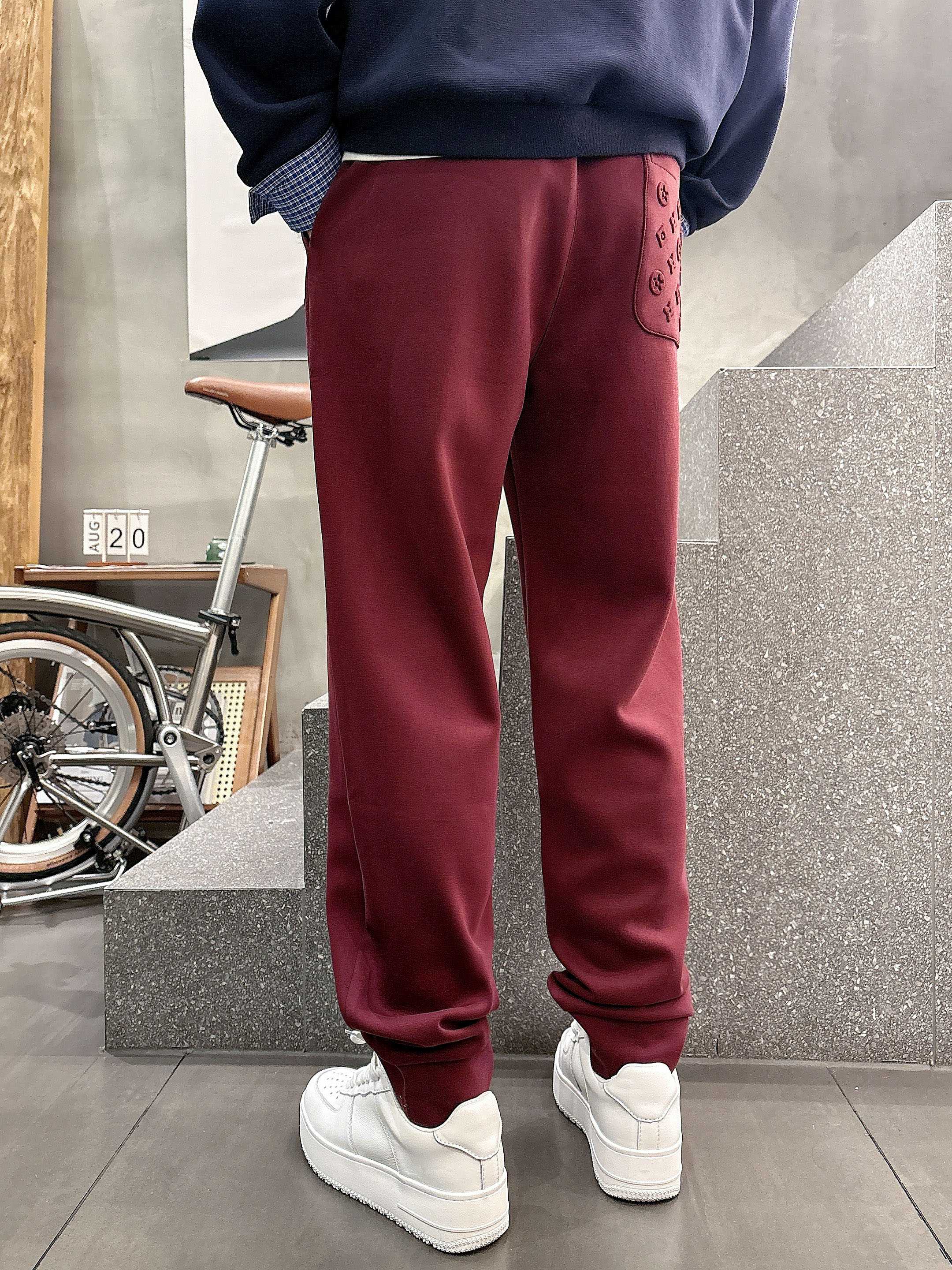 ，L2025秋款上新LV直筒微阔版型，不挑身材。独有的设计风格，定制雅赛尔面料，上身柔软舒适。定制腰绳，