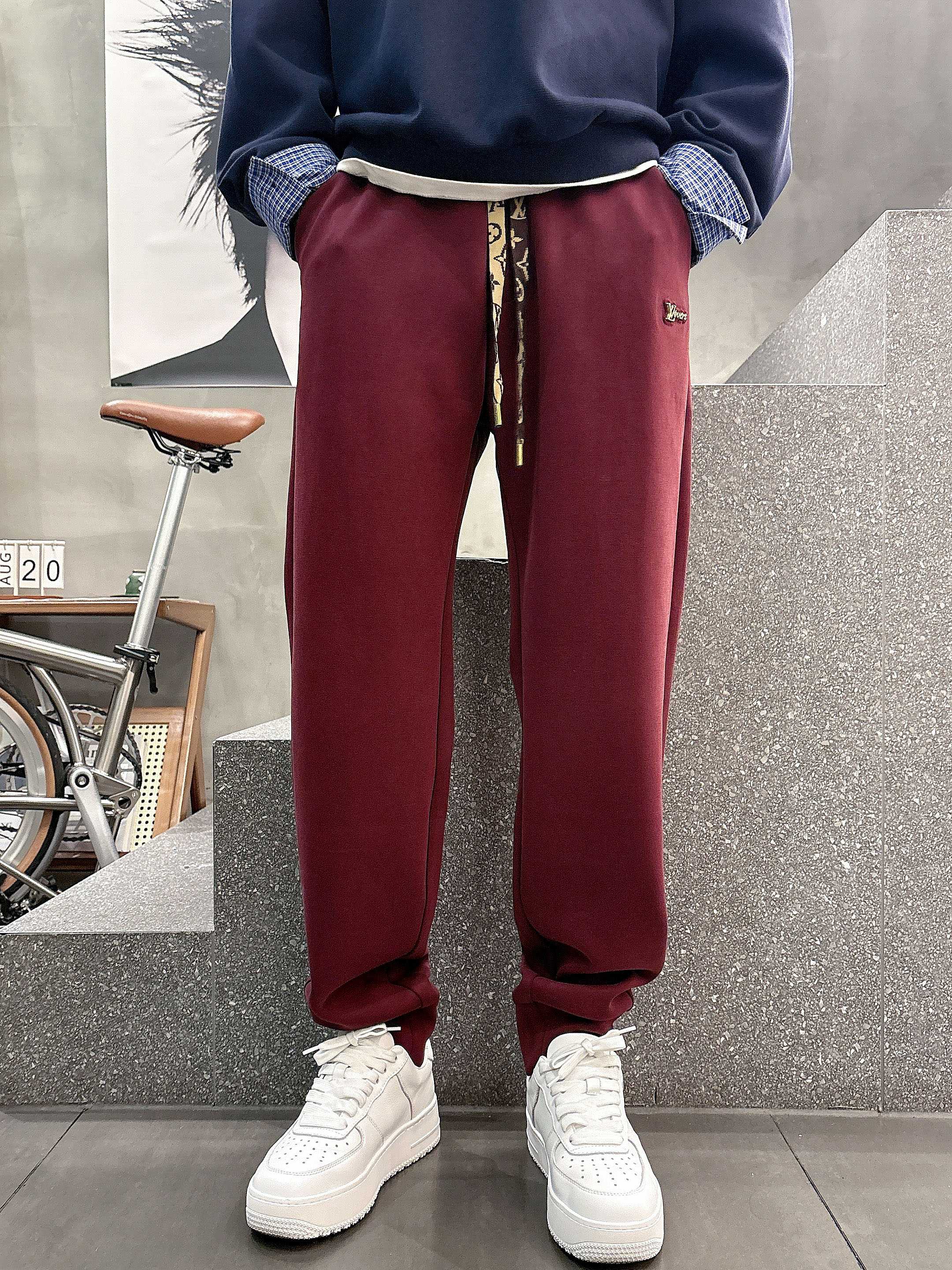 ，L2025秋款上新LV直筒微阔版型，不挑身材。独有的设计风格，定制雅赛尔面料，上身柔软舒适。定制腰绳，