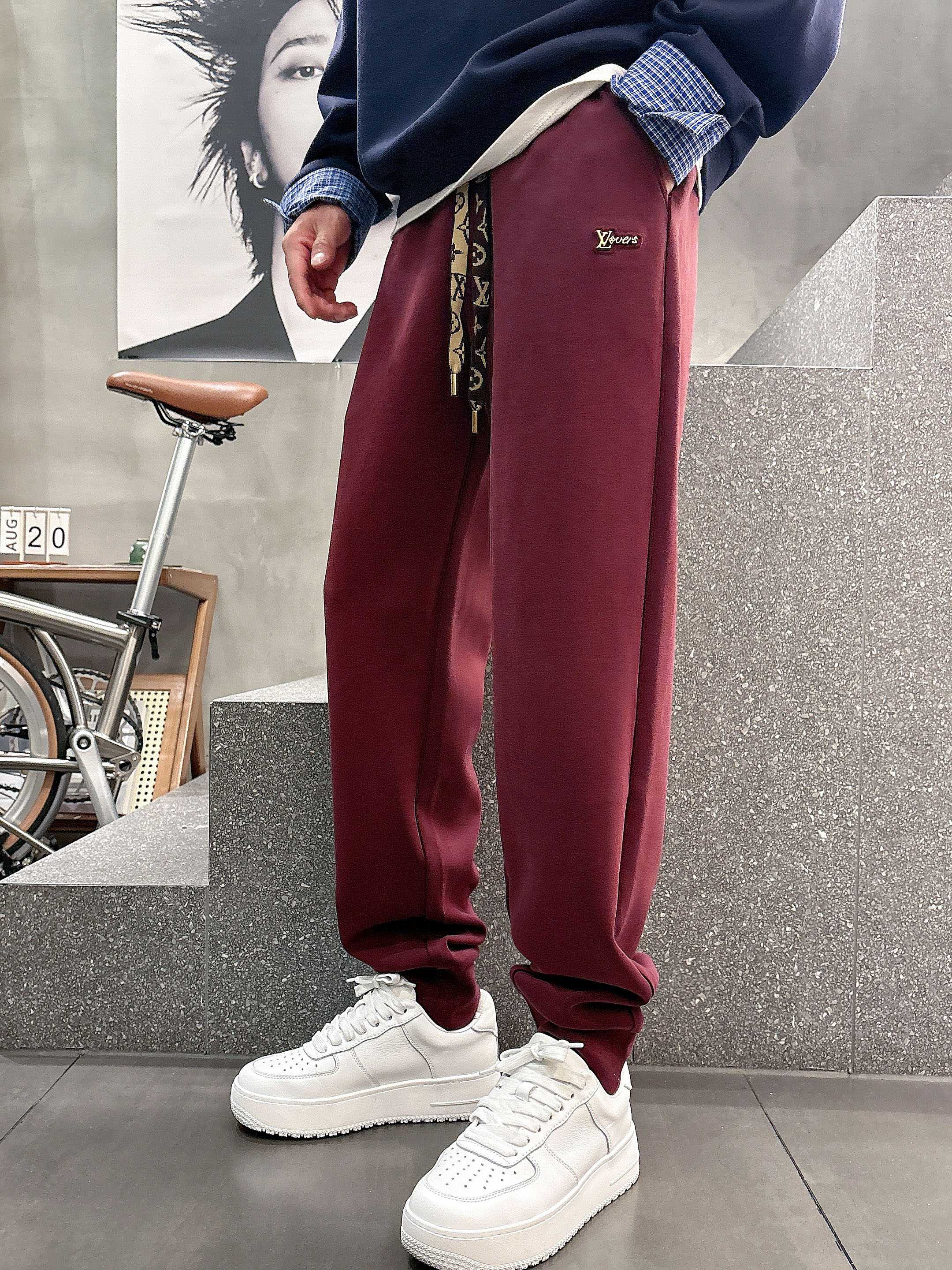 ，L2025秋款上新LV直筒微阔版型，不挑身材。独有的设计风格，定制雅赛尔面料，上身柔软舒适。定制腰绳，