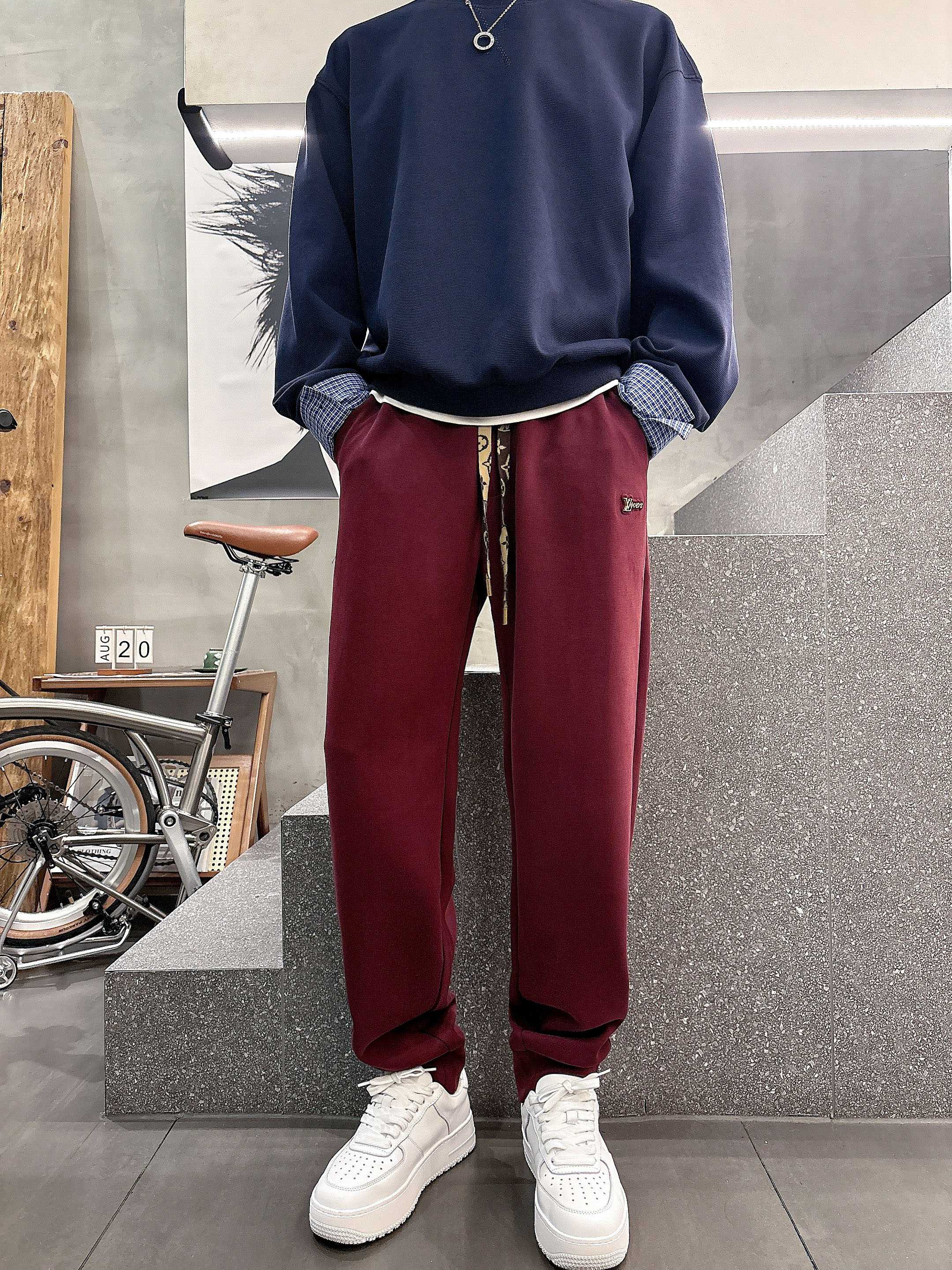 ，L2025秋款上新LV直筒微阔版型，不挑身材。独有的设计风格，定制雅赛尔面料，上身柔软舒适。定制腰绳，