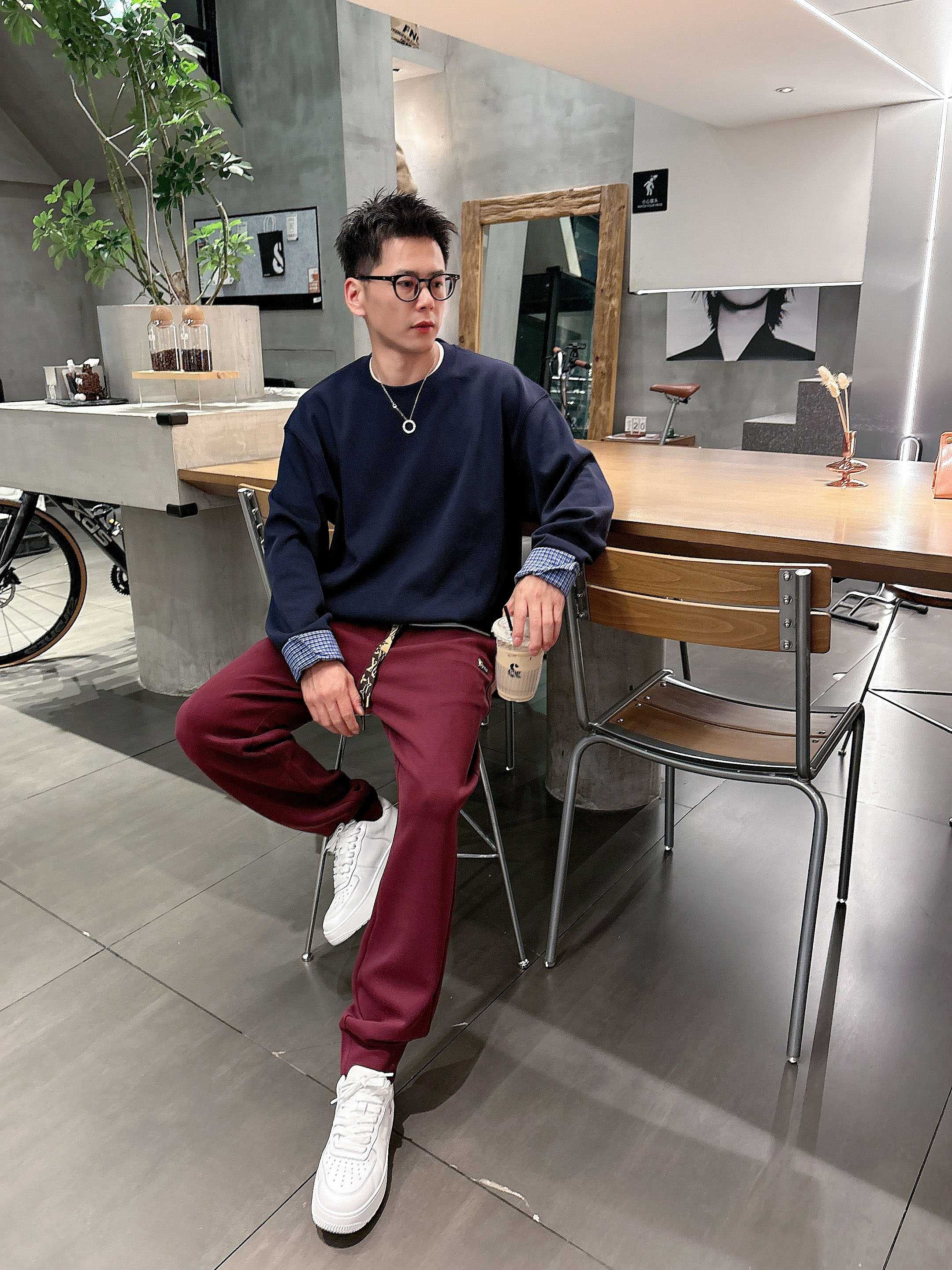 ，L2025秋款上新LV直筒微阔版型，不挑身材。独有的设计风格，定制雅赛尔面料，上身柔软舒适。定制腰绳，