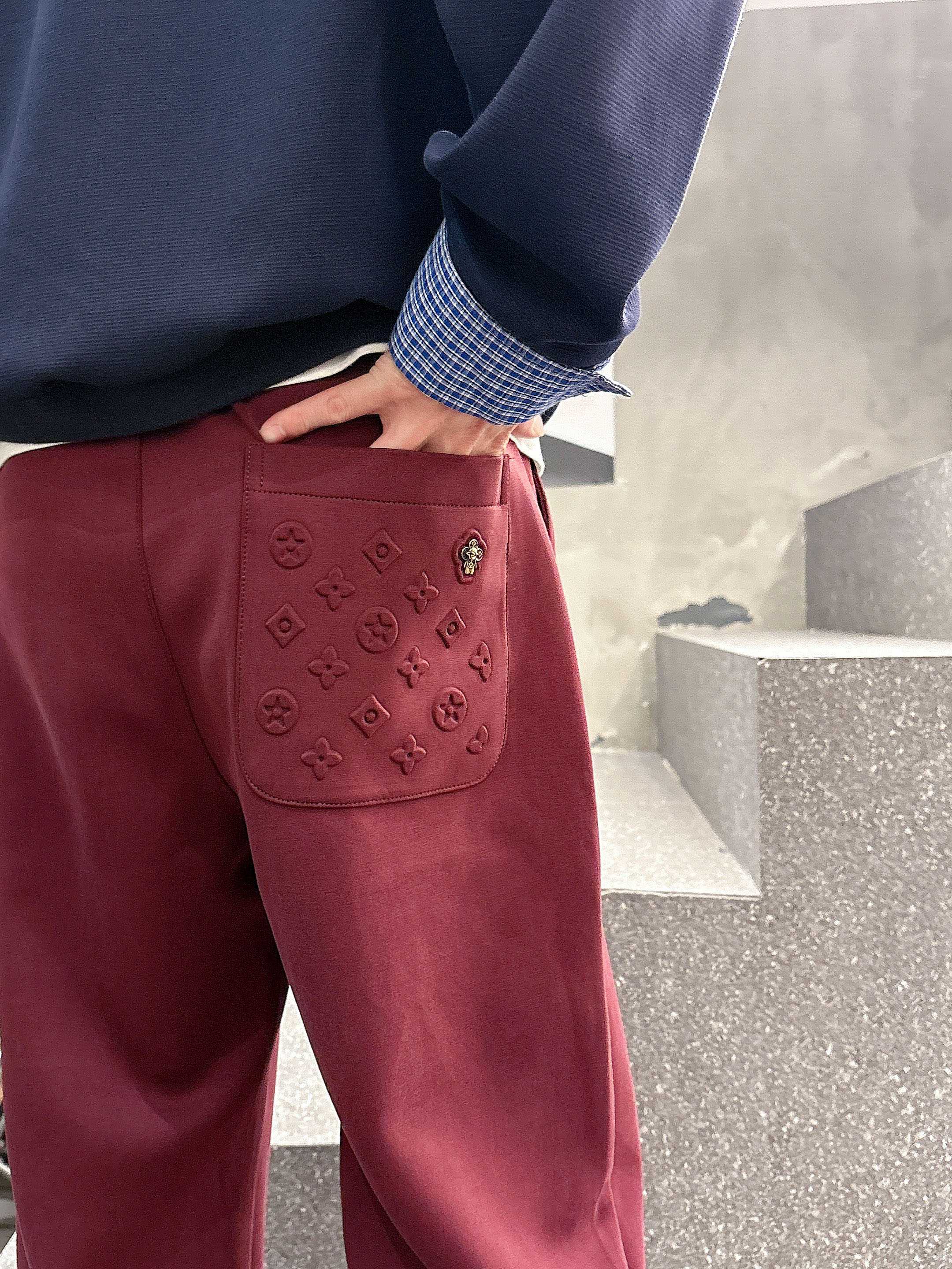 ，L2025秋款上新LV直筒微阔版型，不挑身材。独有的设计风格，定制雅赛尔面料，上身柔软舒适。定制腰绳，