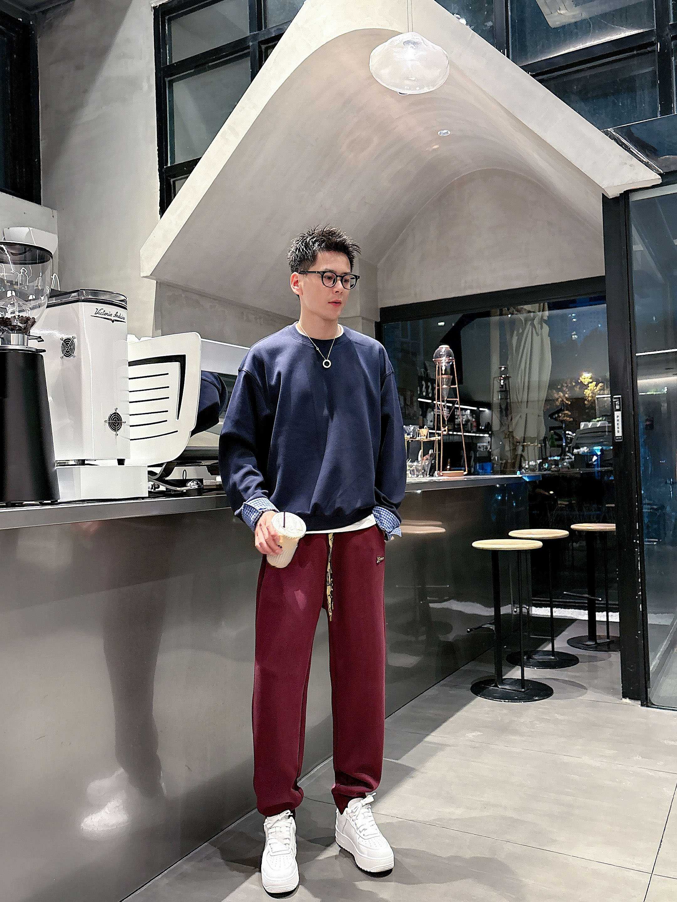 ，L2025秋款上新LV直筒微阔版型，不挑身材。独有的设计风格，定制雅赛尔面料，上身柔软舒适。定制腰绳，