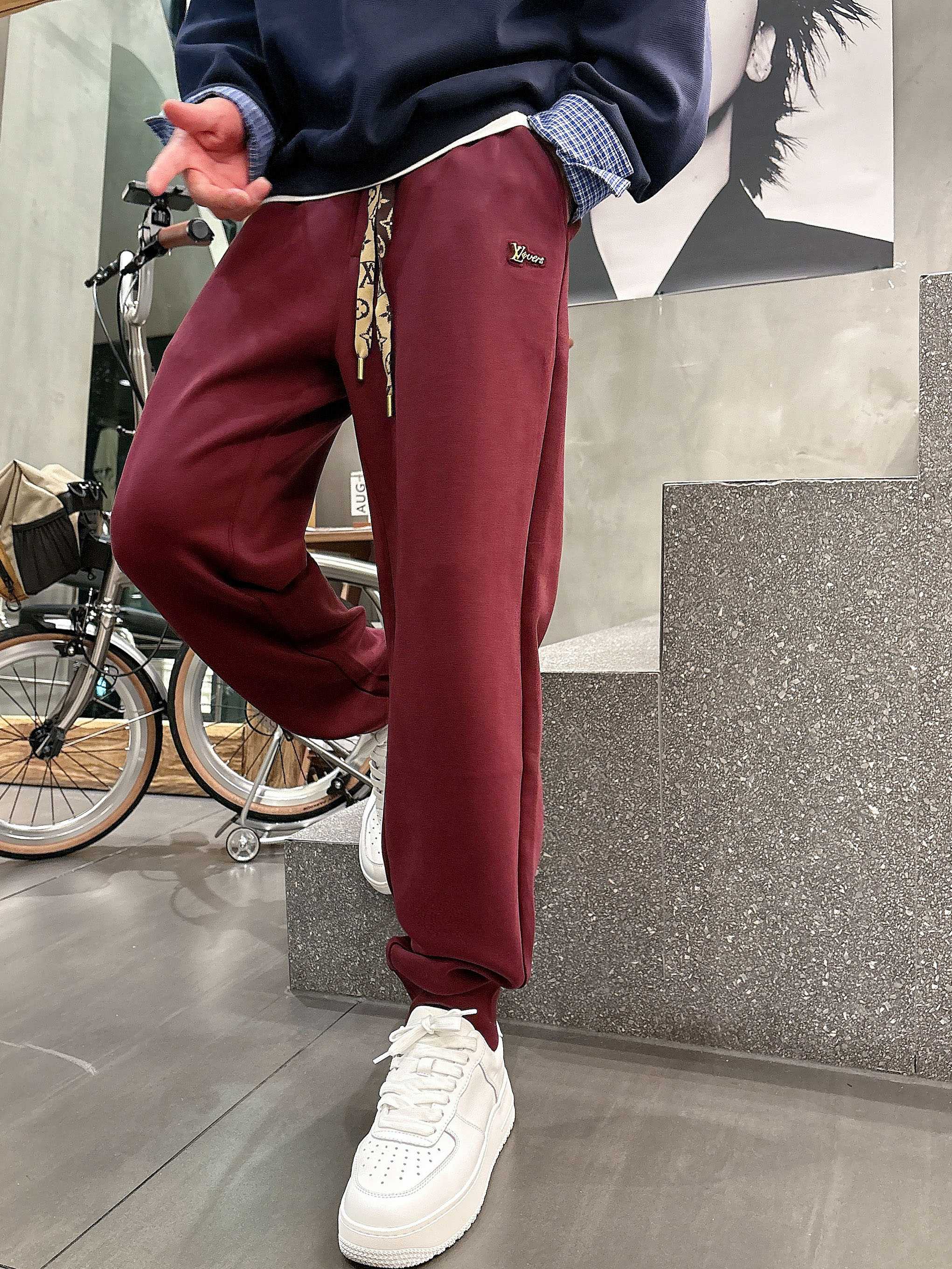 ，L2025秋款上新LV直筒微阔版型，不挑身材。独有的设计风格，定制雅赛尔面料，上身柔软舒适。定制腰绳，