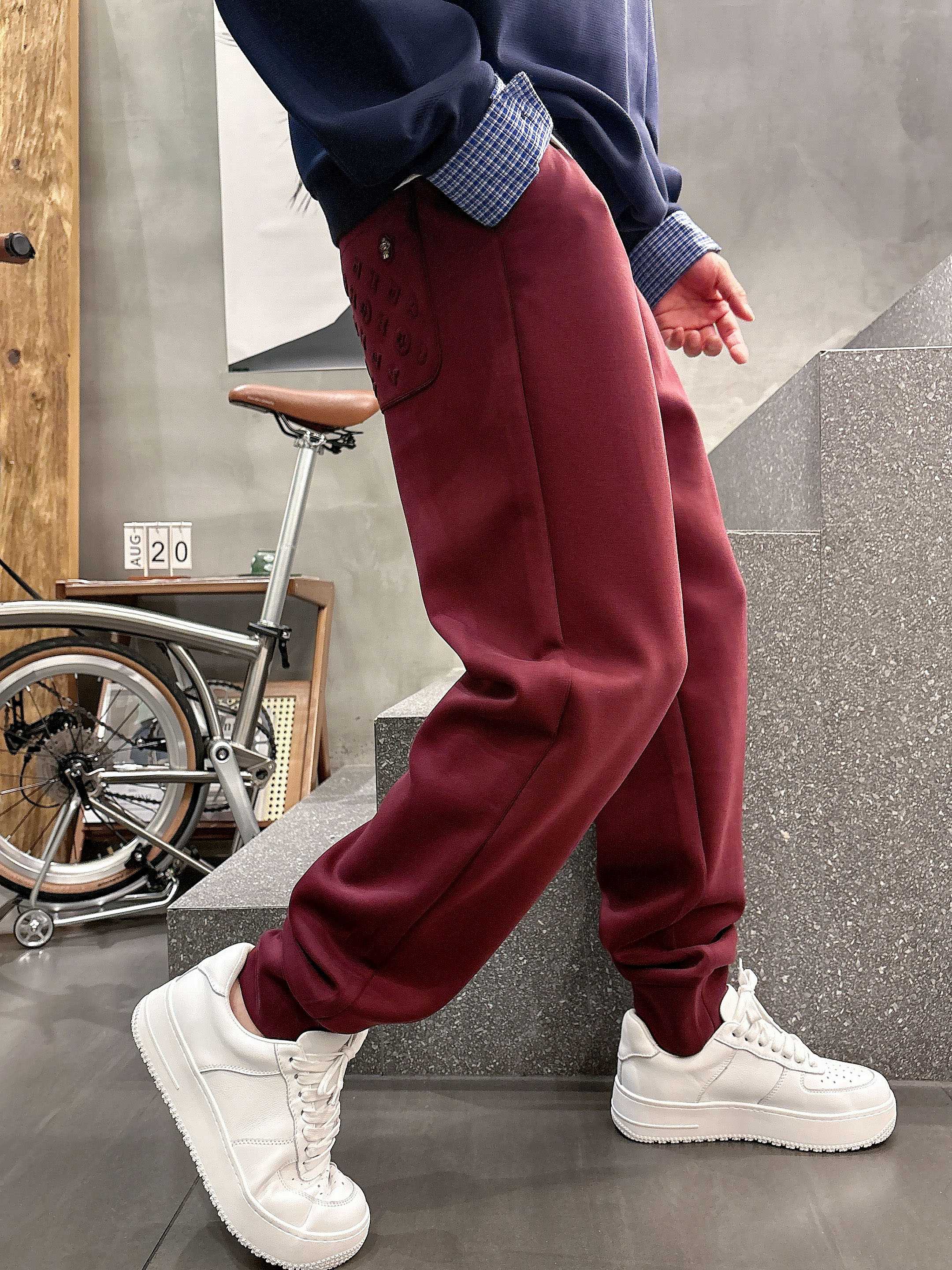 ，L2025秋款上新LV直筒微阔版型，不挑身材。独有的设计风格，定制雅赛尔面料，上身柔软舒适。定制腰绳，