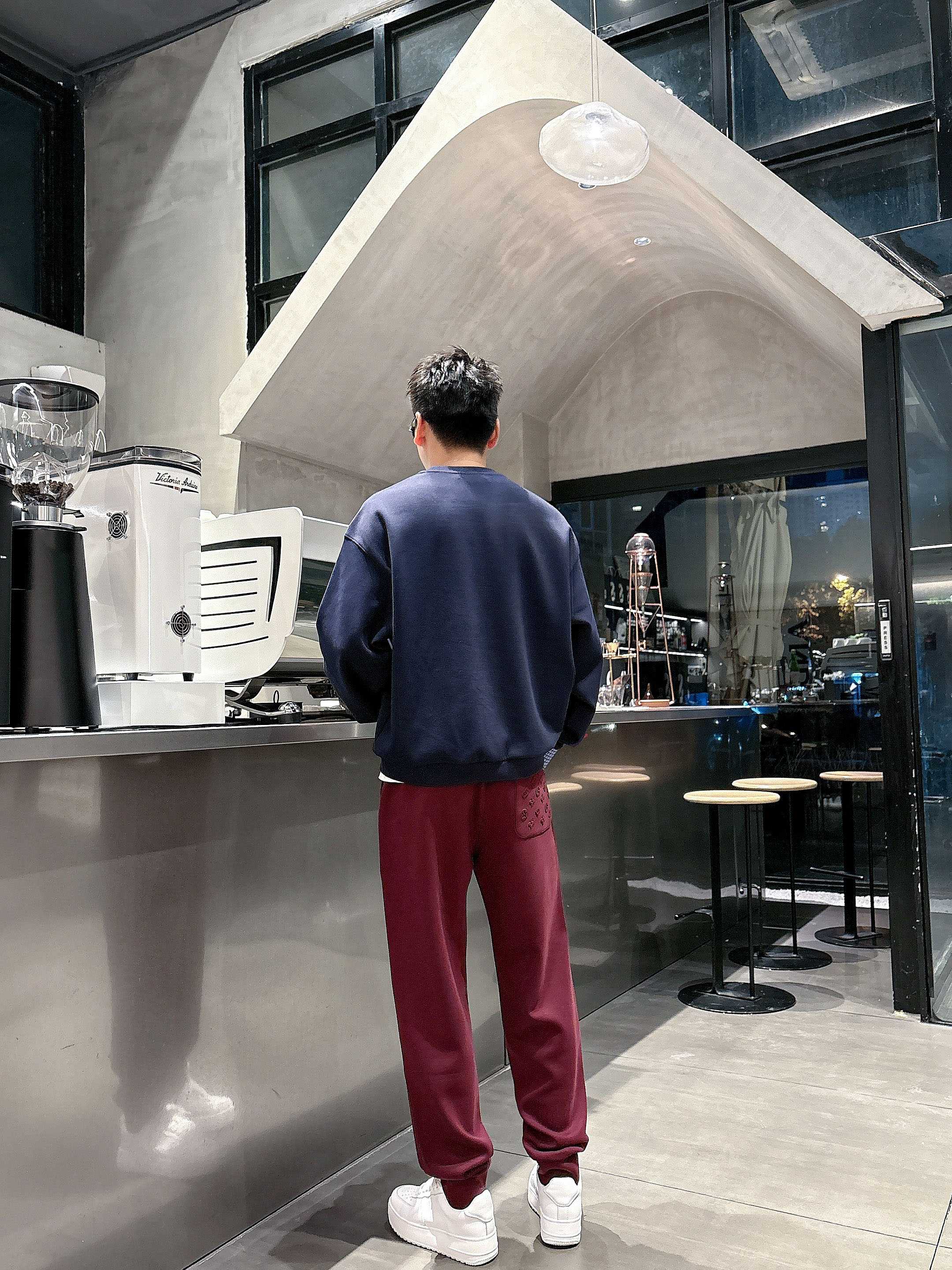 ，L2025秋款上新LV直筒微阔版型，不挑身材。独有的设计风格，定制雅赛尔面料，上身柔软舒适。定制腰绳，