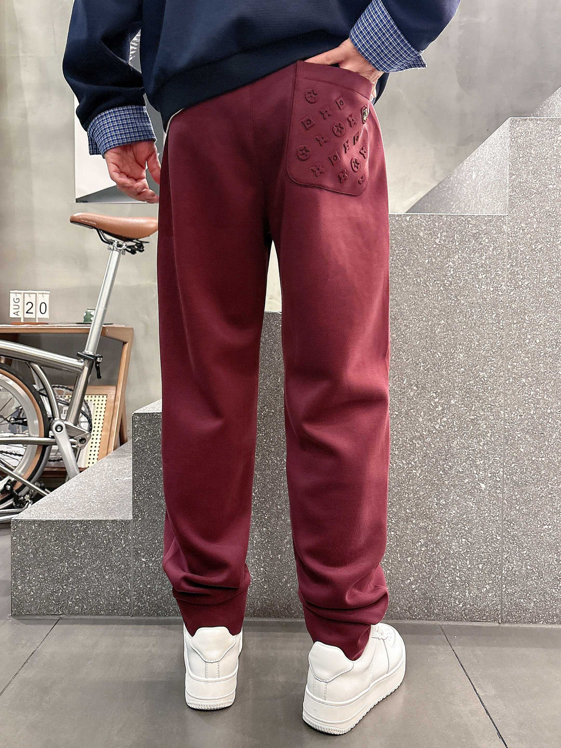 ，L2025秋款上新LV直筒微阔版型，不挑身材。独有的设计风格，定制雅赛尔面料，上身柔软舒适。定制腰绳，