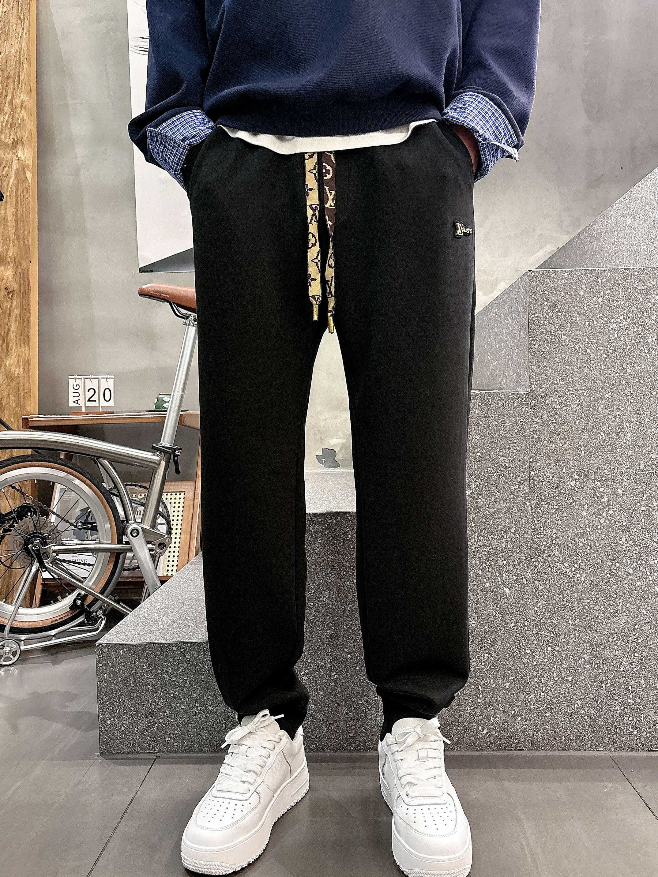 ，L2025秋款上新LV直筒微阔版型，不挑身材。独有的设计风格，定制雅赛尔面料，上身柔软舒适。定制腰绳，