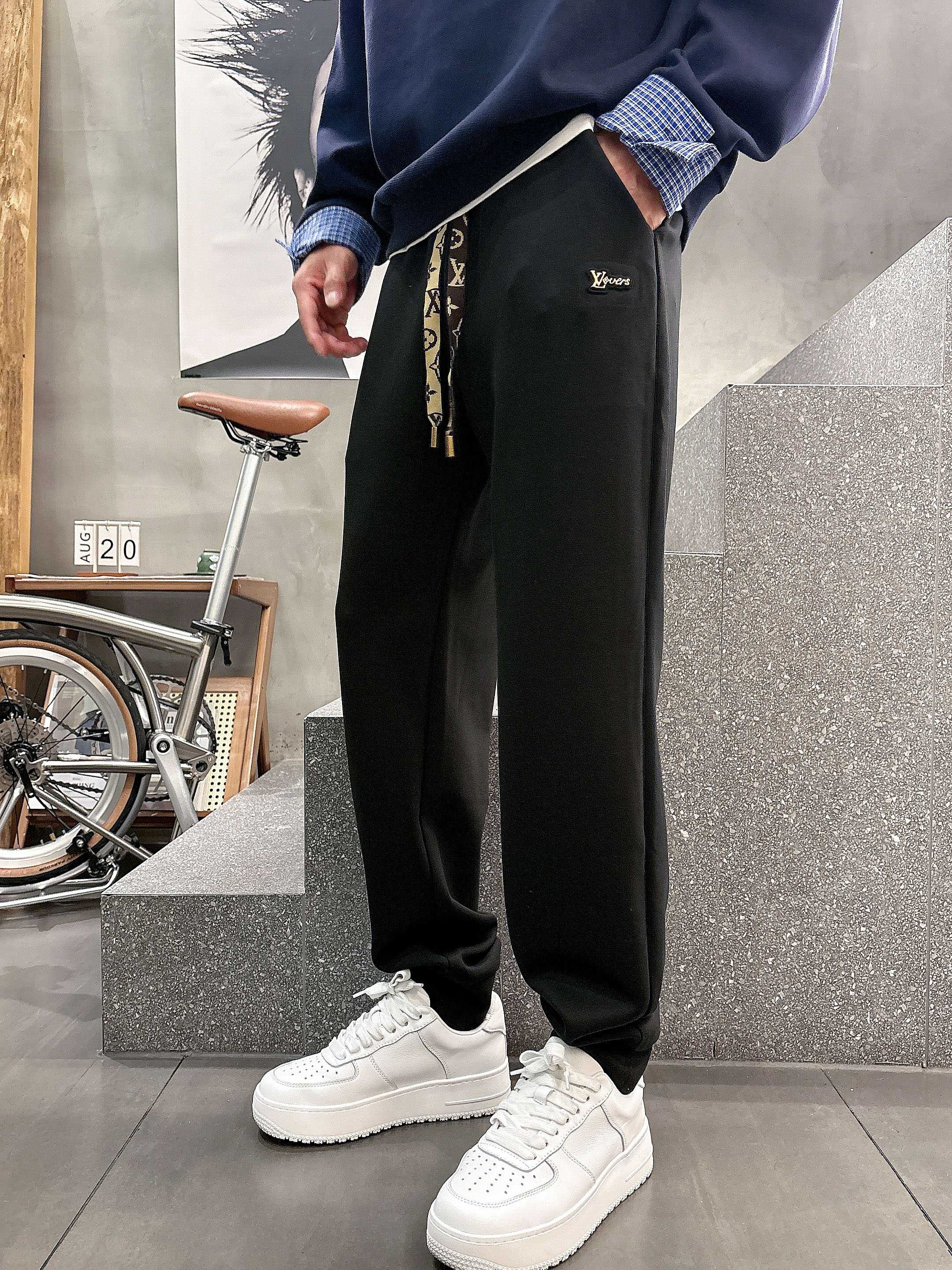 ，L2025秋款上新LV直筒微阔版型，不挑身材。独有的设计风格，定制雅赛尔面料，上身柔软舒适。定制腰绳，