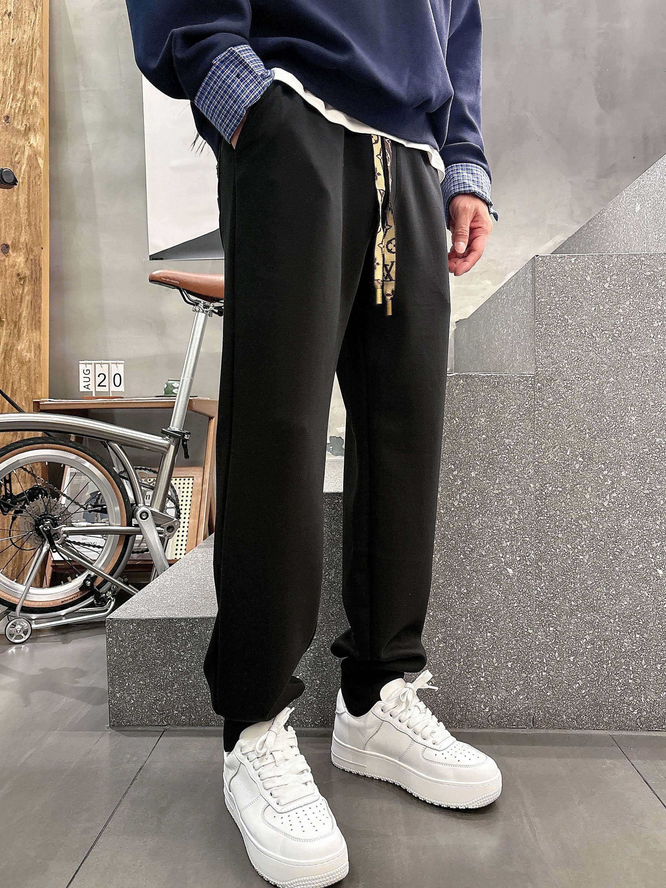 ，L2025秋款上新LV直筒微阔版型，不挑身材。独有的设计风格，定制雅赛尔面料，上身柔软舒适。定制腰绳，