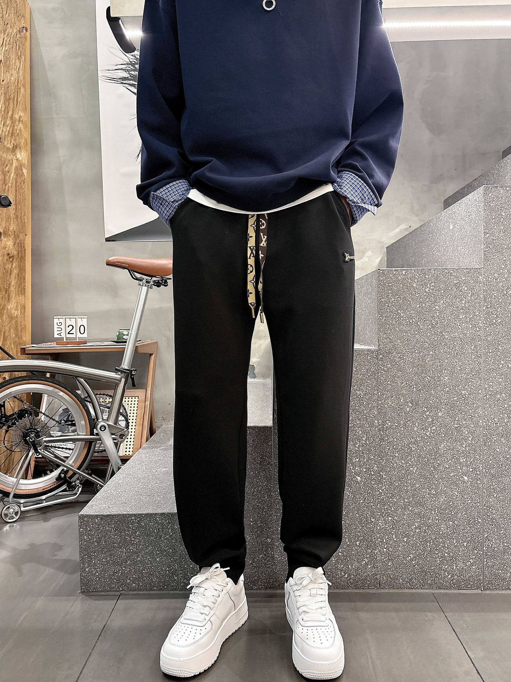 ，L2025秋款上新LV直筒微阔版型，不挑身材。独有的设计风格，定制雅赛尔面料，上身柔软舒适。定制腰绳，