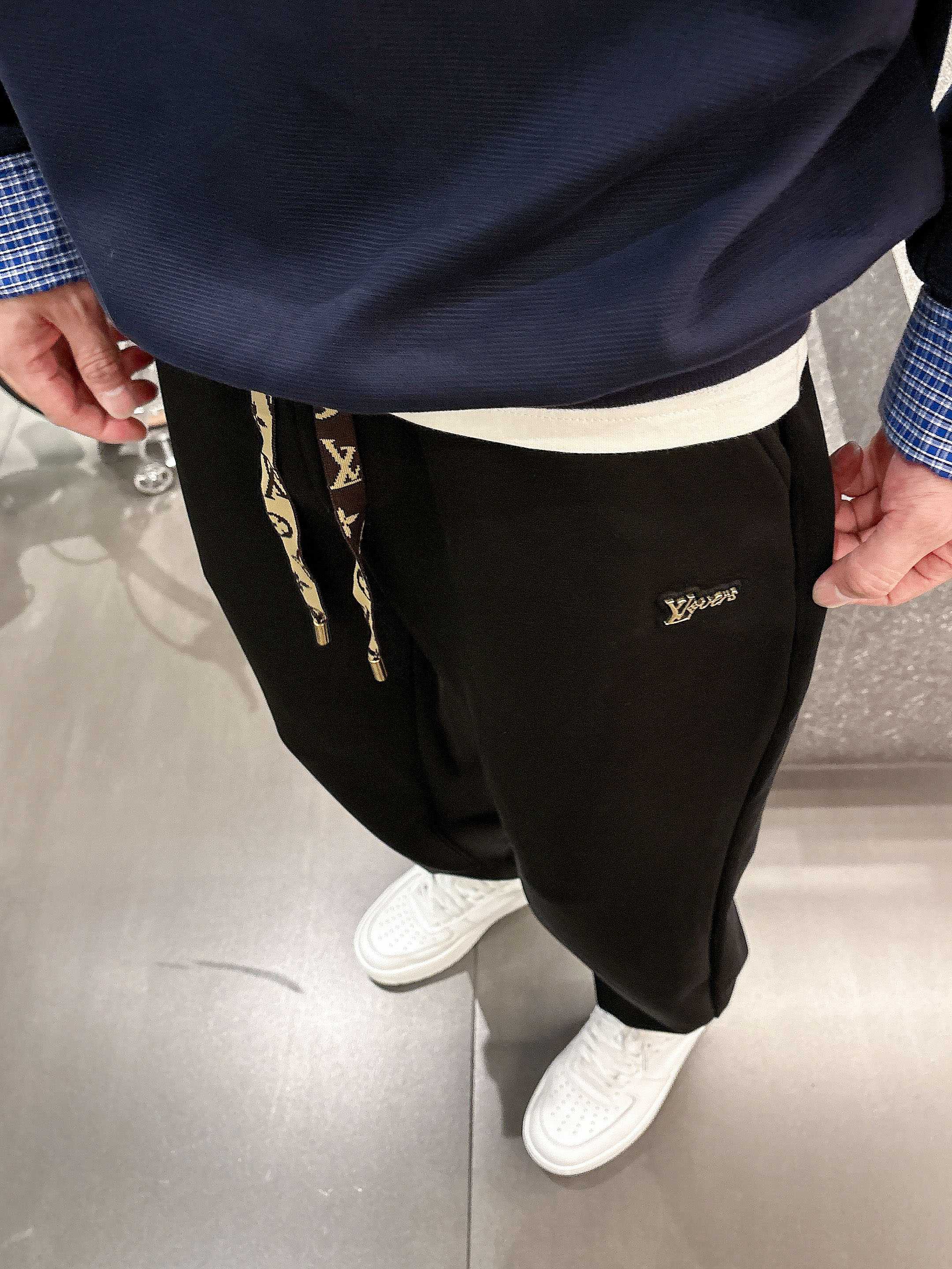 ，L2025秋款上新LV直筒微阔版型，不挑身材。独有的设计风格，定制雅赛尔面料，上身柔软舒适。定制腰绳，