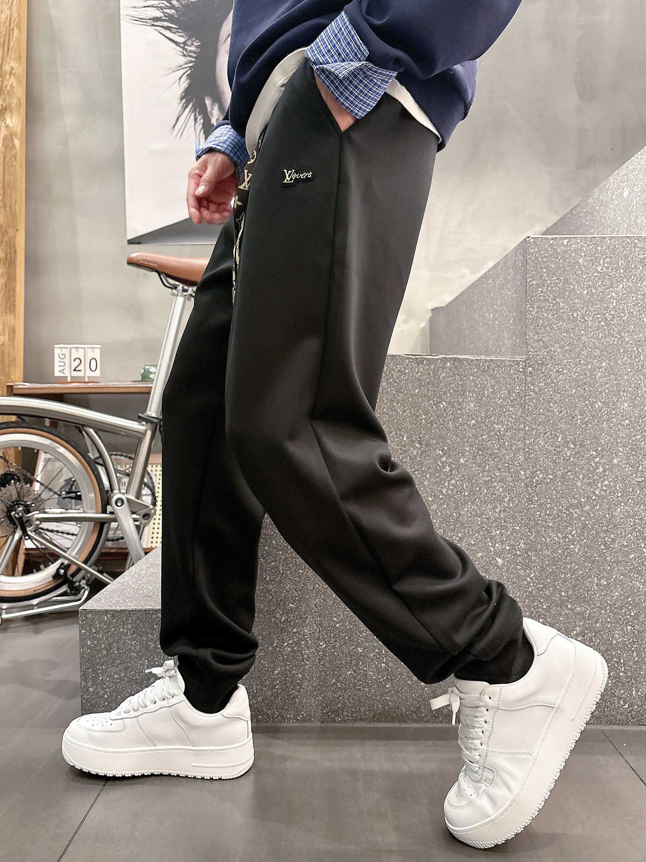 ，L2025秋款上新LV直筒微阔版型，不挑身材。独有的设计风格，定制雅赛尔面料，上身柔软舒适。定制腰绳，