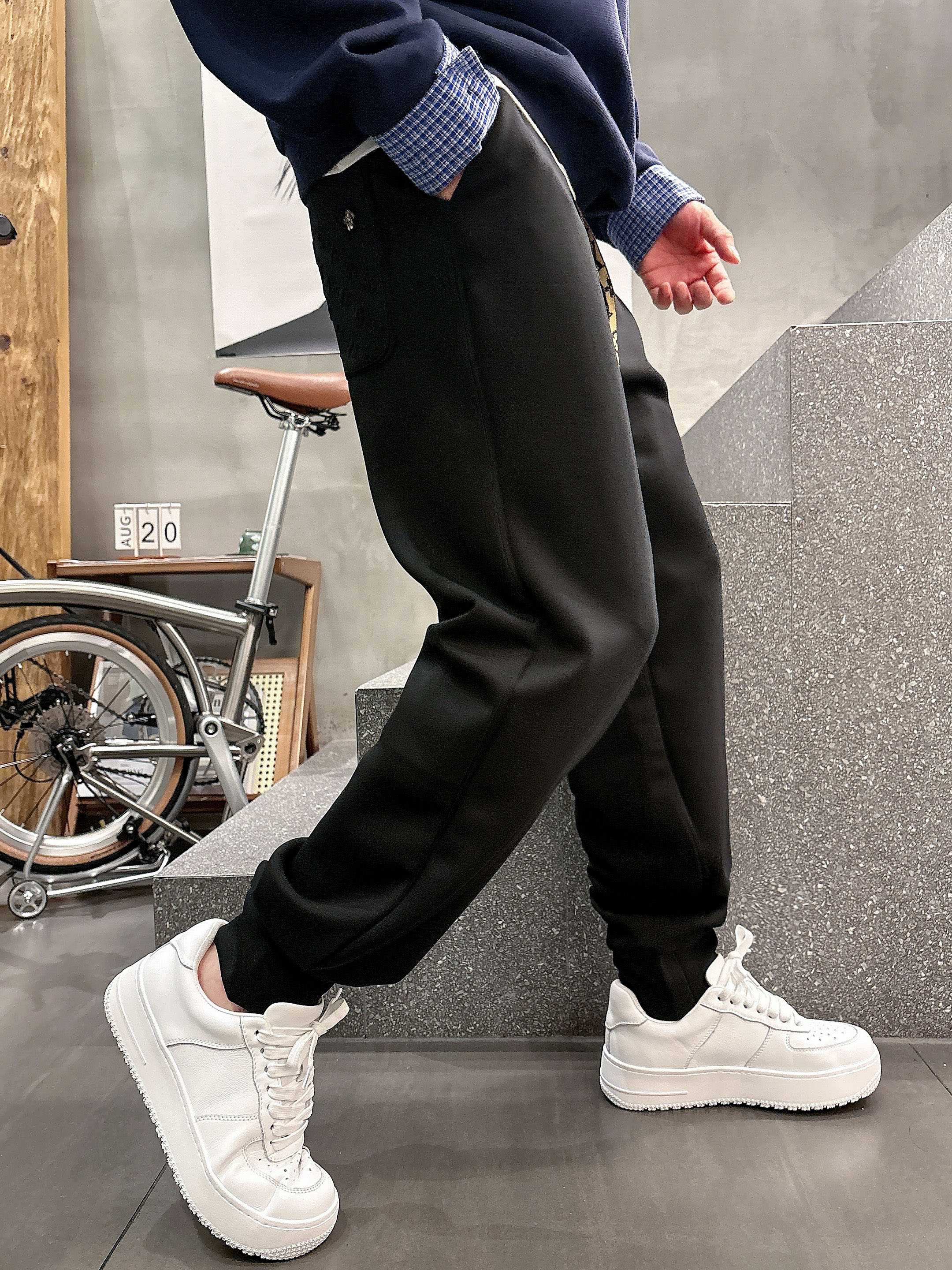 ，L2025秋款上新LV直筒微阔版型，不挑身材。独有的设计风格，定制雅赛尔面料，上身柔软舒适。定制腰绳，