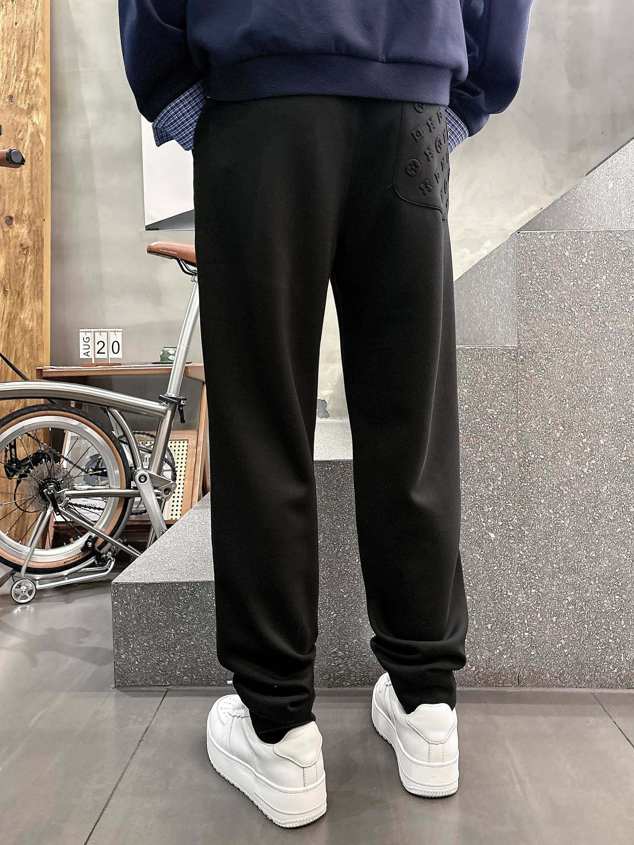 ，L2025秋款上新LV直筒微阔版型，不挑身材。独有的设计风格，定制雅赛尔面料，上身柔软舒适。定制腰绳，