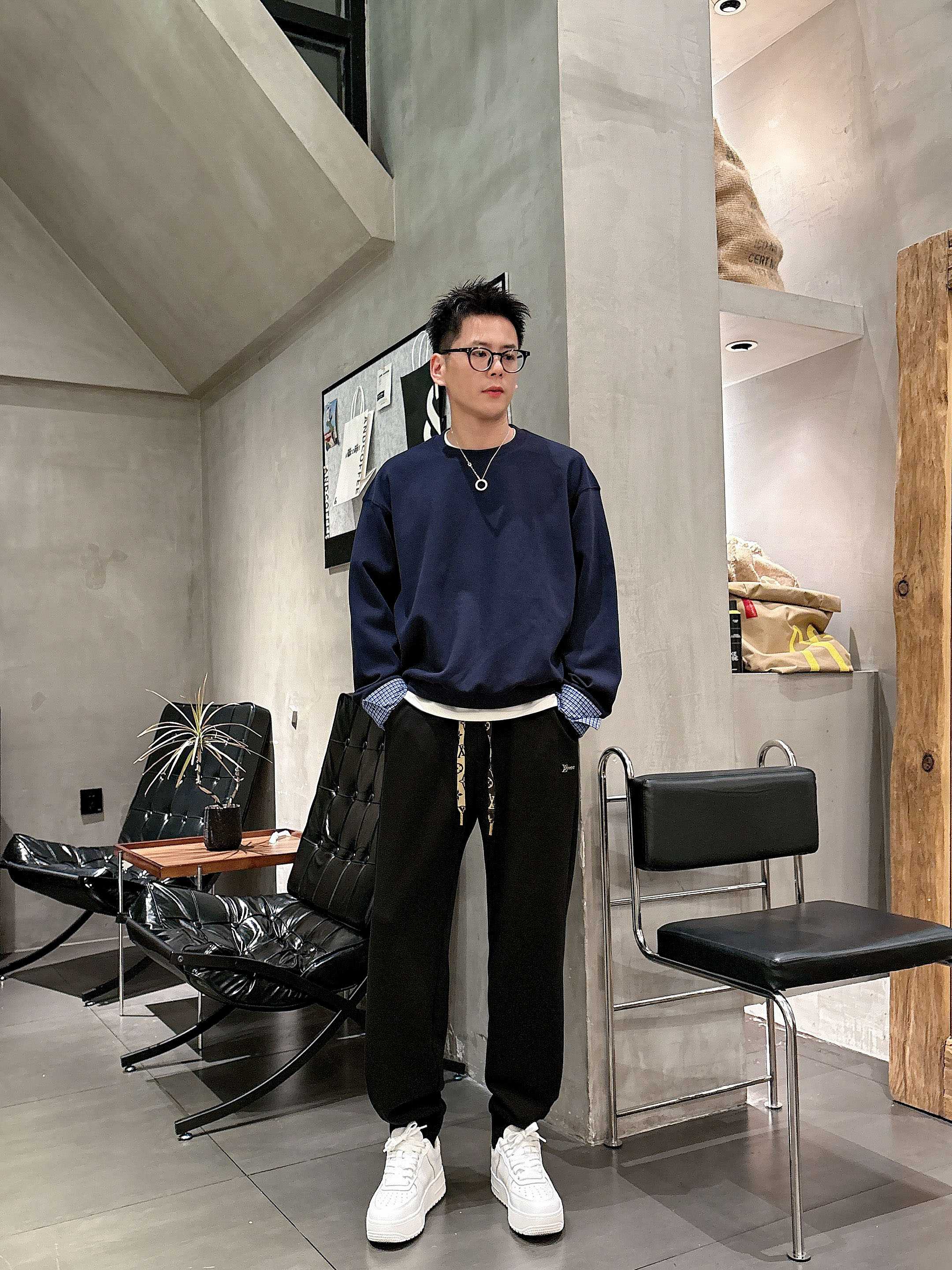 ，L2025秋款上新LV直筒微阔版型，不挑身材。独有的设计风格，定制雅赛尔面料，上身柔软舒适。定制腰绳，