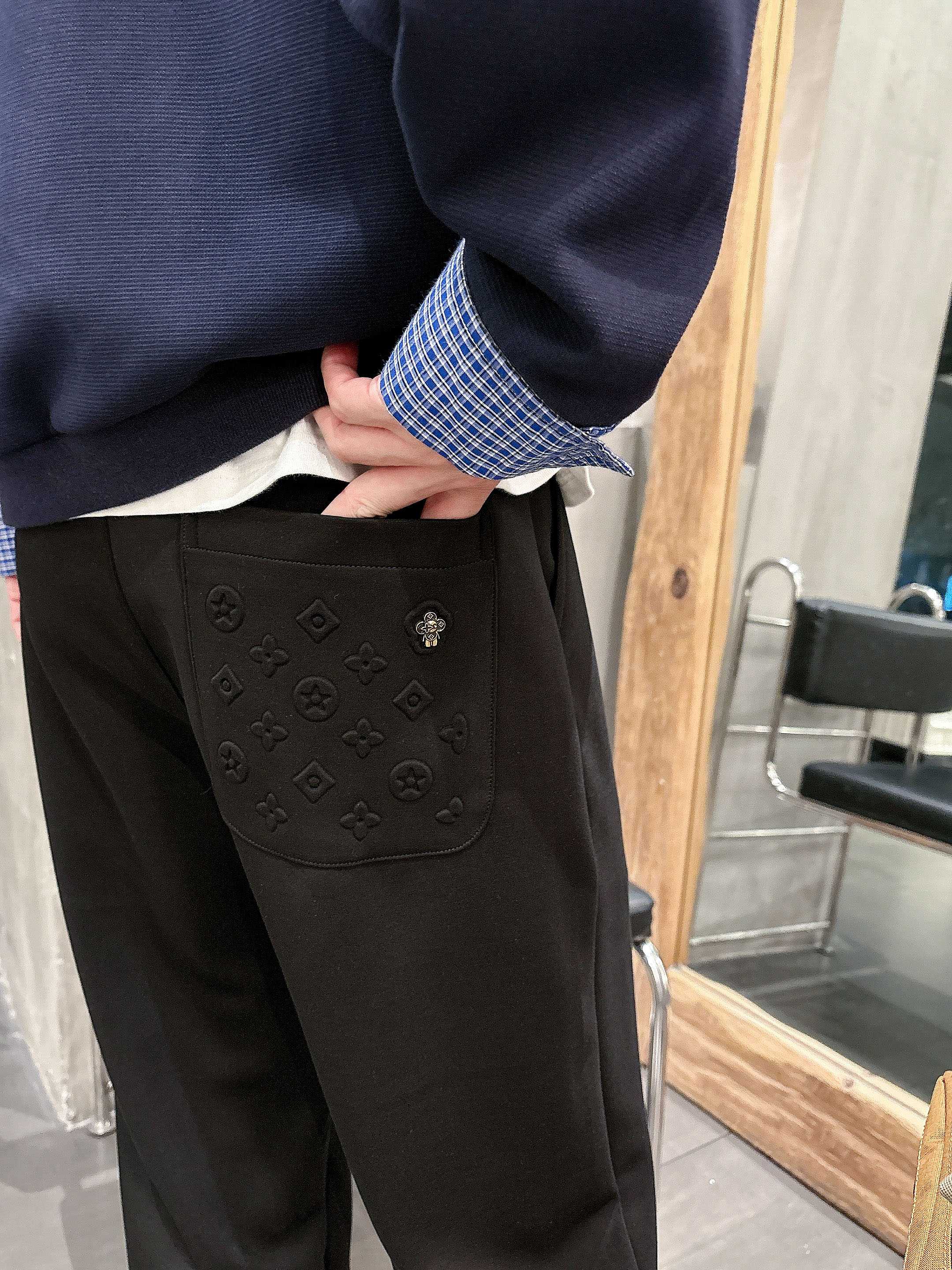 ，L2025秋款上新LV直筒微阔版型，不挑身材。独有的设计风格，定制雅赛尔面料，上身柔软舒适。定制腰绳，