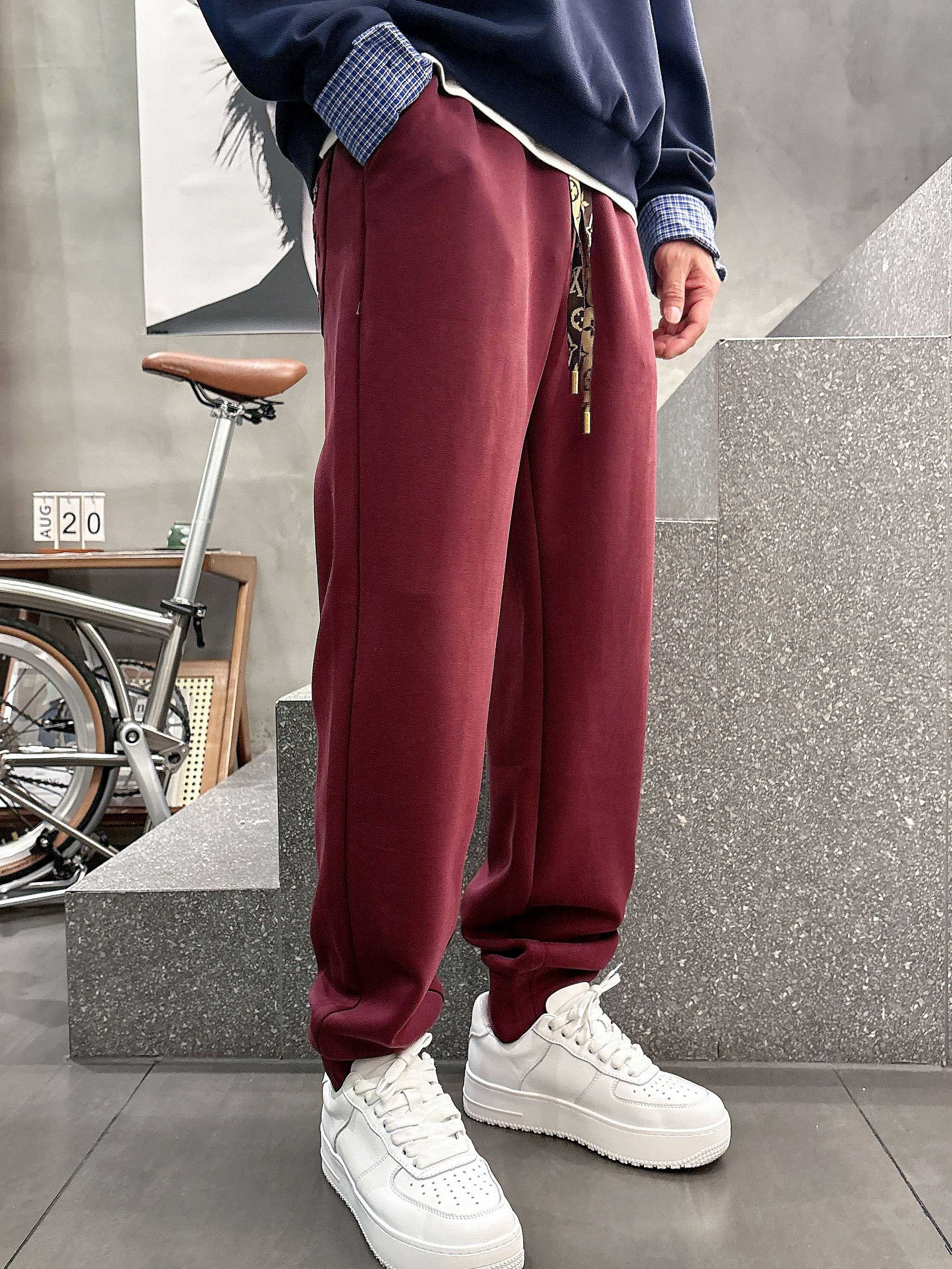 ，L2025秋款上新LV直筒微阔版型，不挑身材。独有的设计风格，定制雅赛尔面料，上身柔软舒适。定制腰绳，