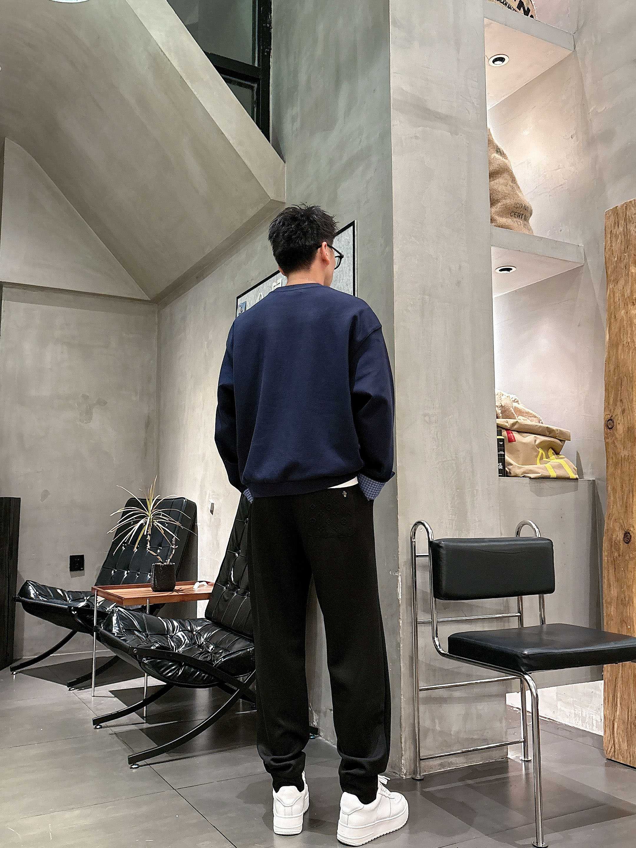 ，L2025秋款上新LV直筒微阔版型，不挑身材。独有的设计风格，定制雅赛尔面料，上身柔软舒适。定制腰绳，