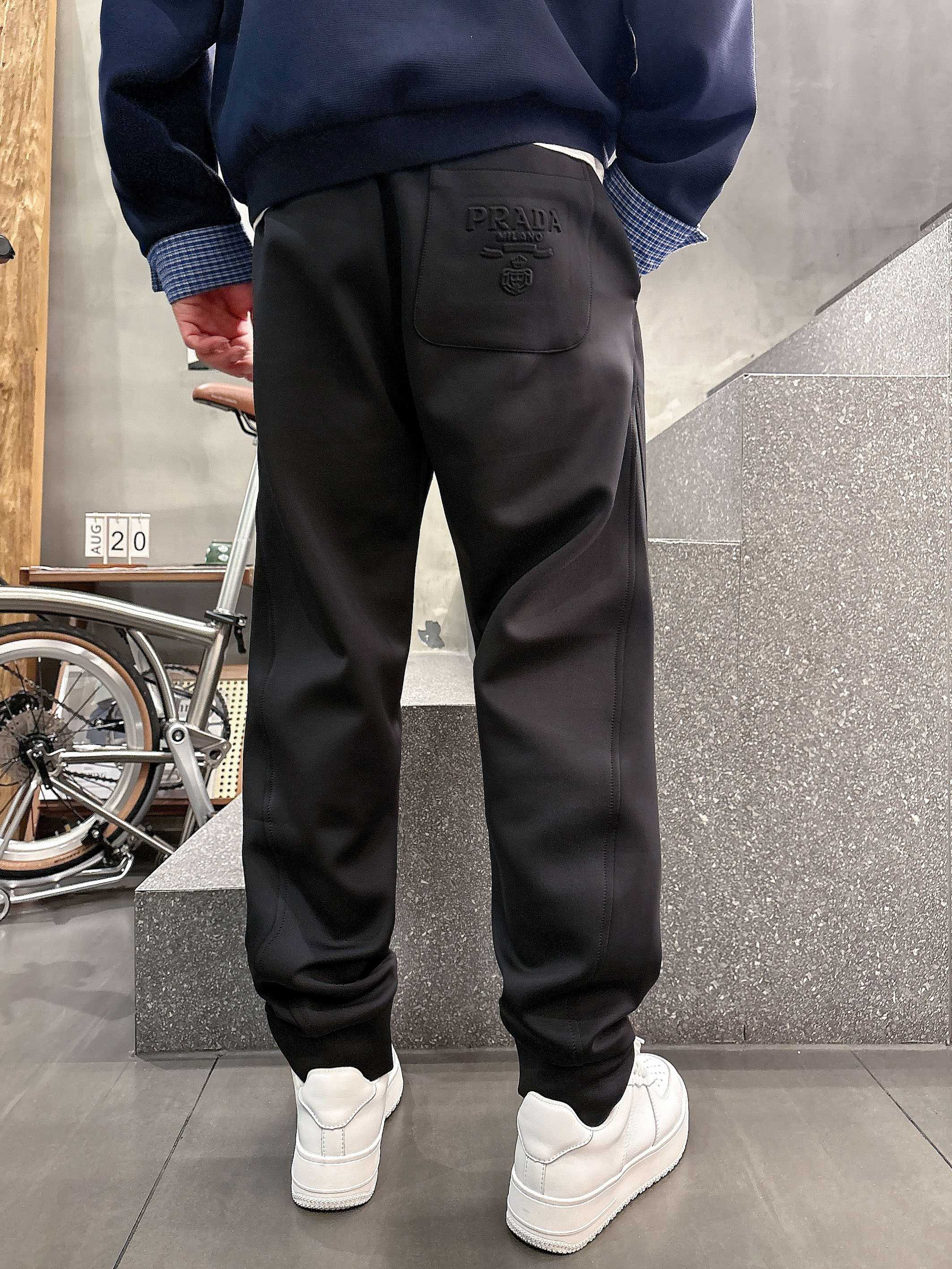 。L2025秋款上新PRADA直筒微阔版型，不挑身材。独有的设计风格，独家面料，上身柔软舒适。定制腰绳，