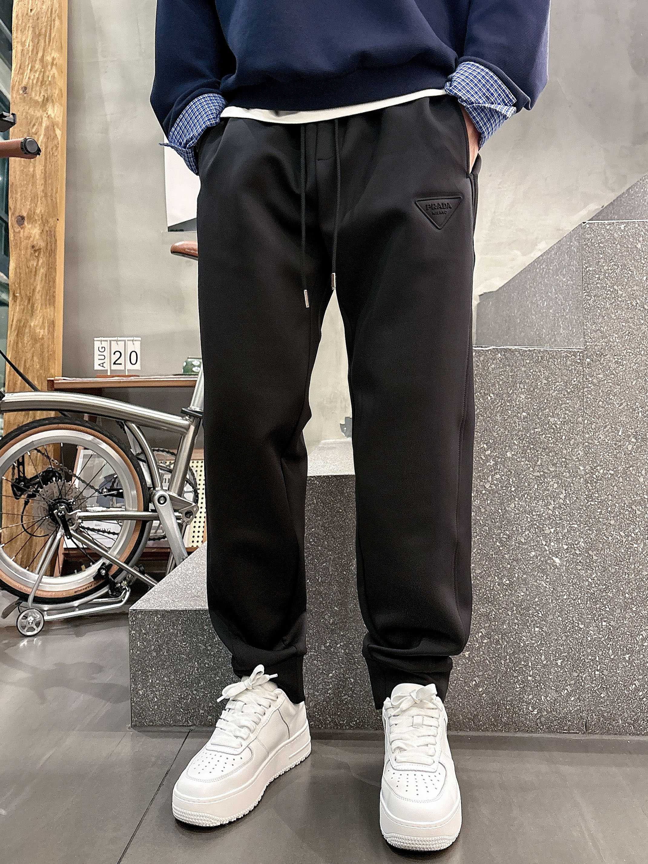 。L2025秋款上新PRADA直筒微阔版型，不挑身材。独有的设计风格，独家面料，上身柔软舒适。定制腰绳，