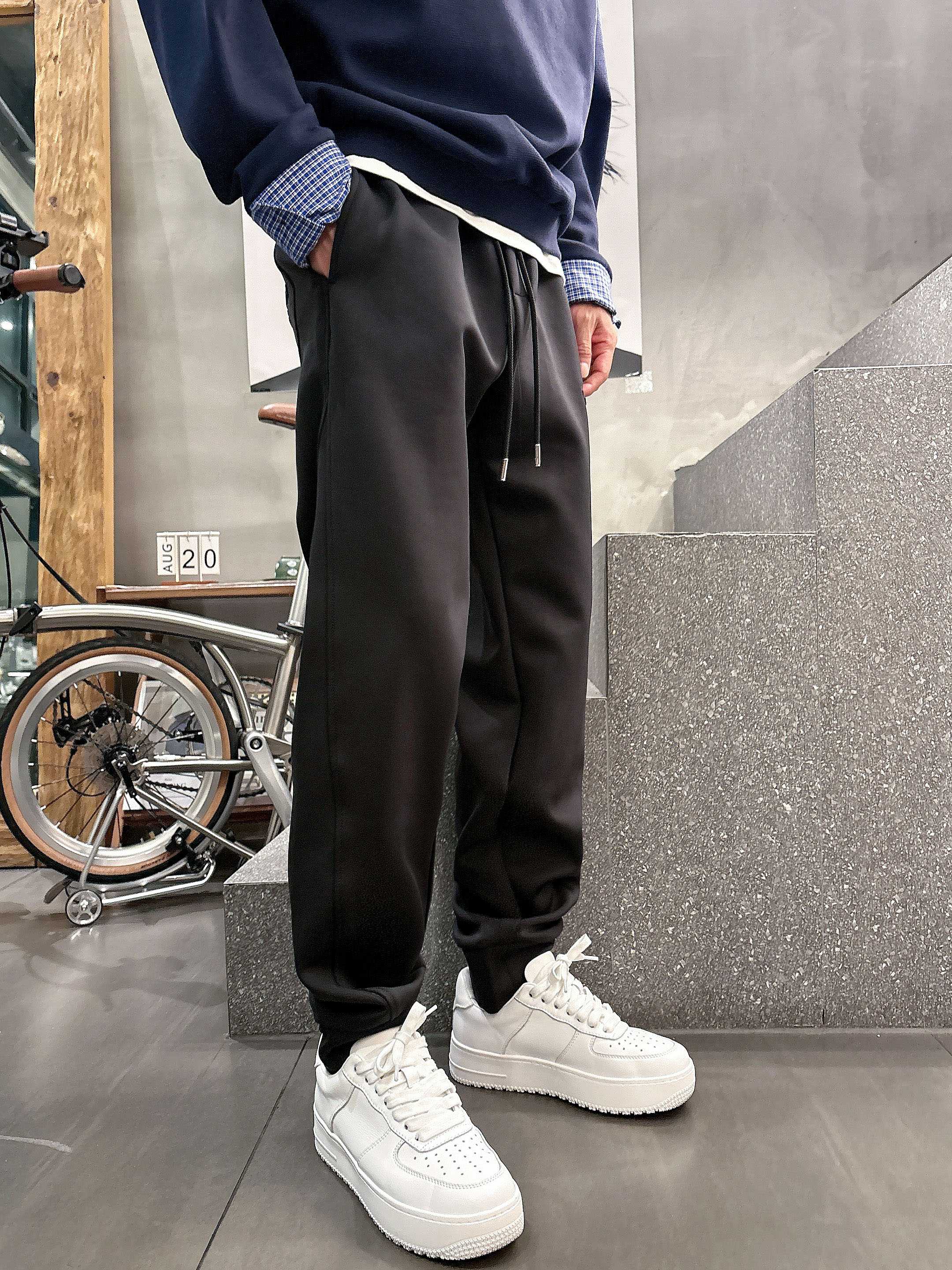 。L2025秋款上新PRADA直筒微阔版型，不挑身材。独有的设计风格，独家面料，上身柔软舒适。定制腰绳，