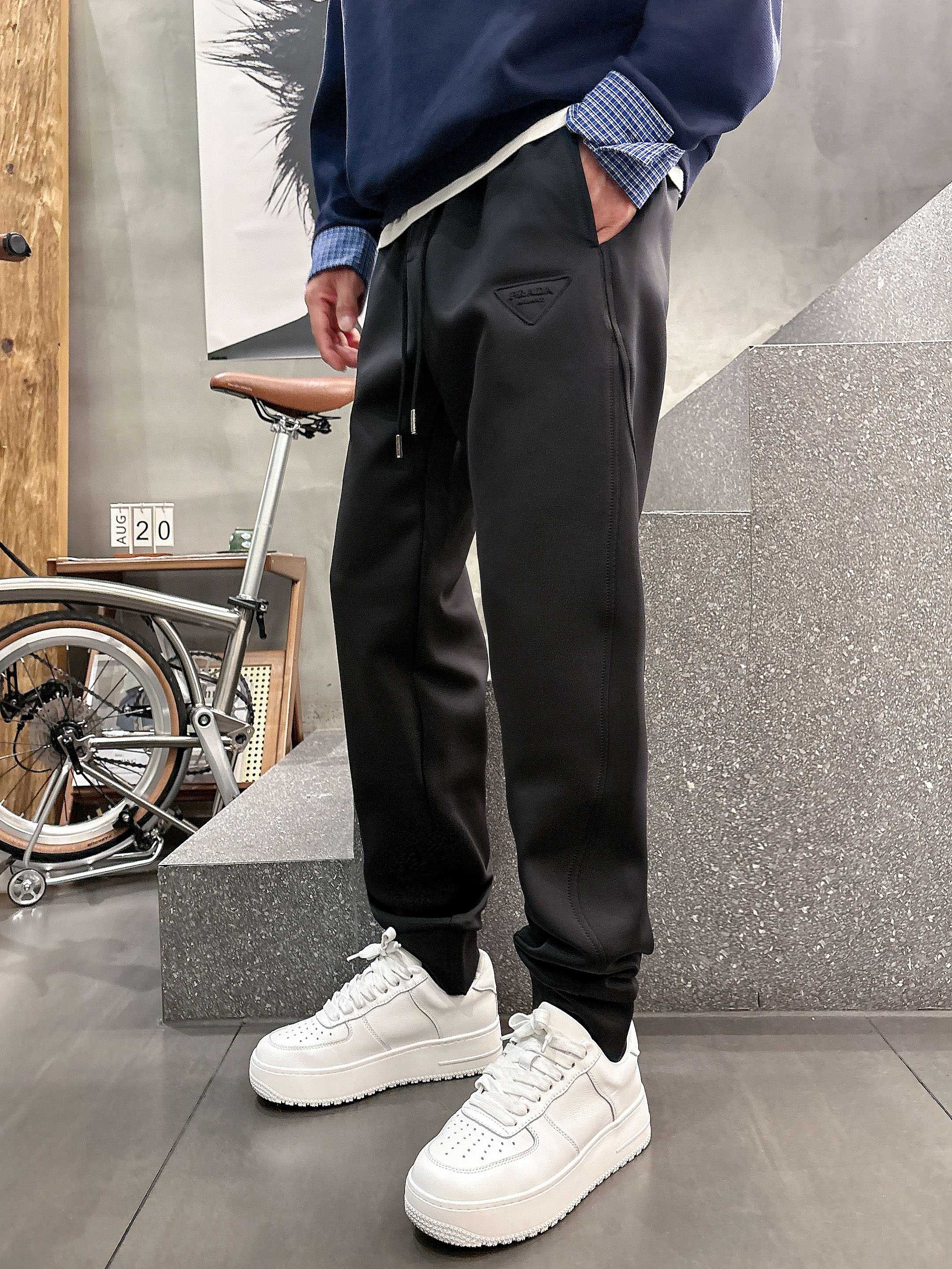 。L2025秋款上新PRADA直筒微阔版型，不挑身材。独有的设计风格，独家面料，上身柔软舒适。定制腰绳，