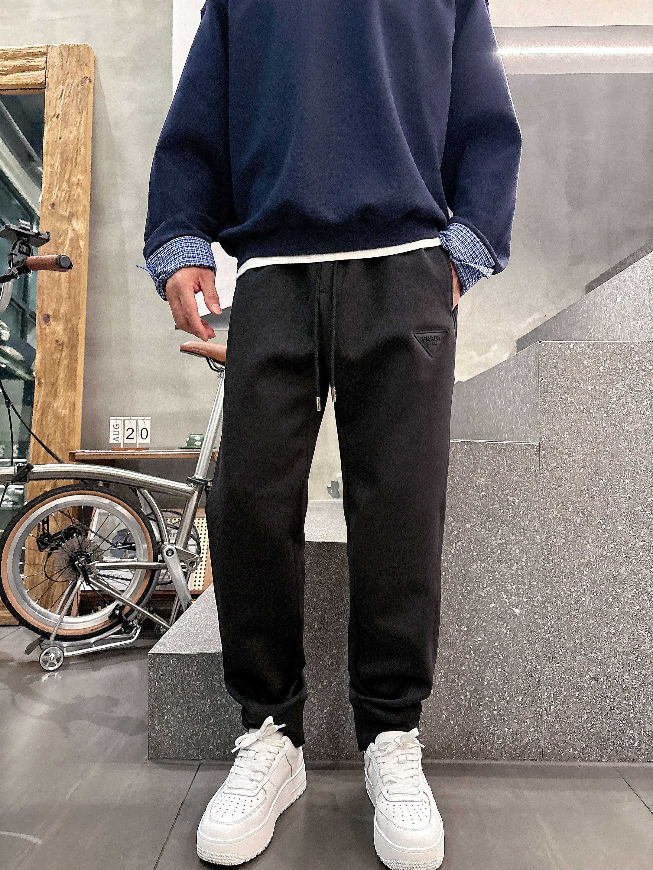 。L2025秋款上新PRADA直筒微阔版型，不挑身材。独有的设计风格，独家面料，上身柔软舒适。定制腰绳，