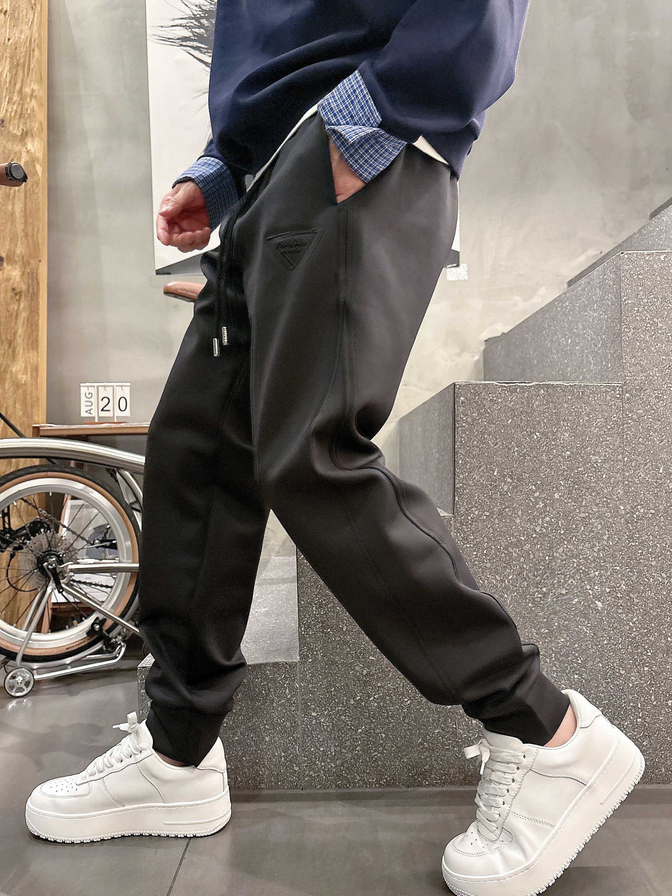 。L2025秋款上新PRADA直筒微阔版型，不挑身材。独有的设计风格，独家面料，上身柔软舒适。定制腰绳，