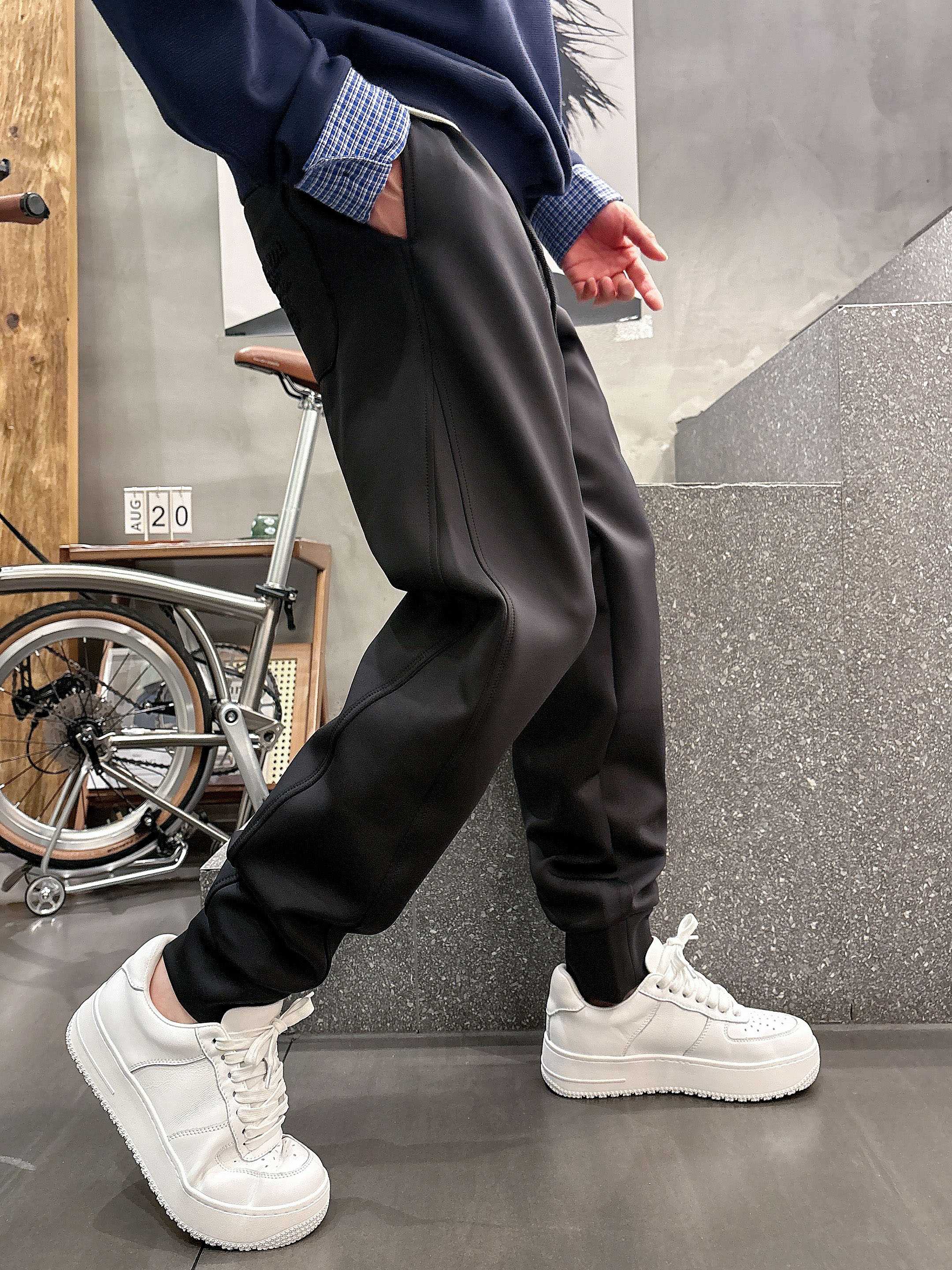 。L2025秋款上新PRADA直筒微阔版型，不挑身材。独有的设计风格，独家面料，上身柔软舒适。定制腰绳，