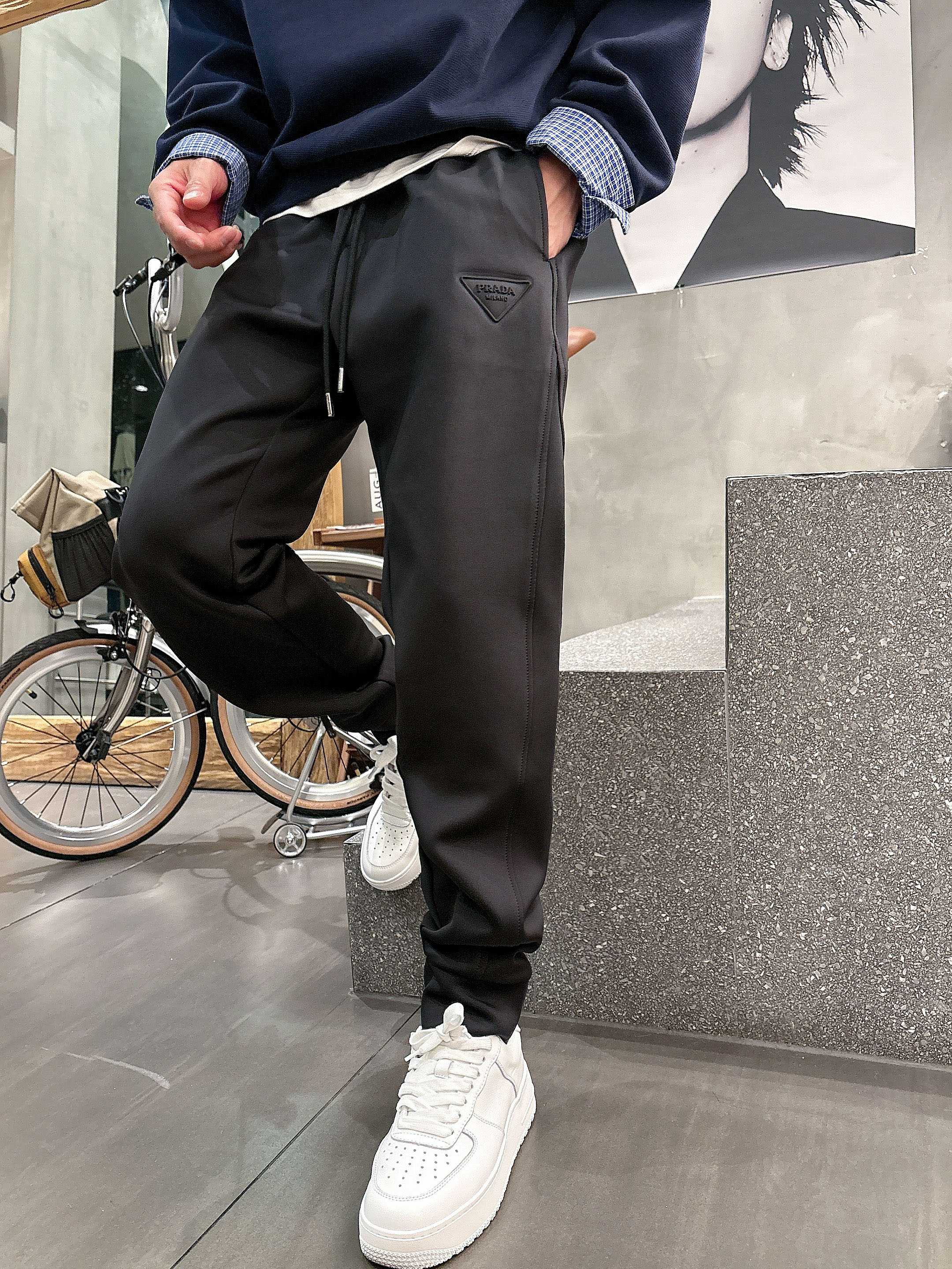 。L2025秋款上新PRADA直筒微阔版型，不挑身材。独有的设计风格，独家面料，上身柔软舒适。定制腰绳，