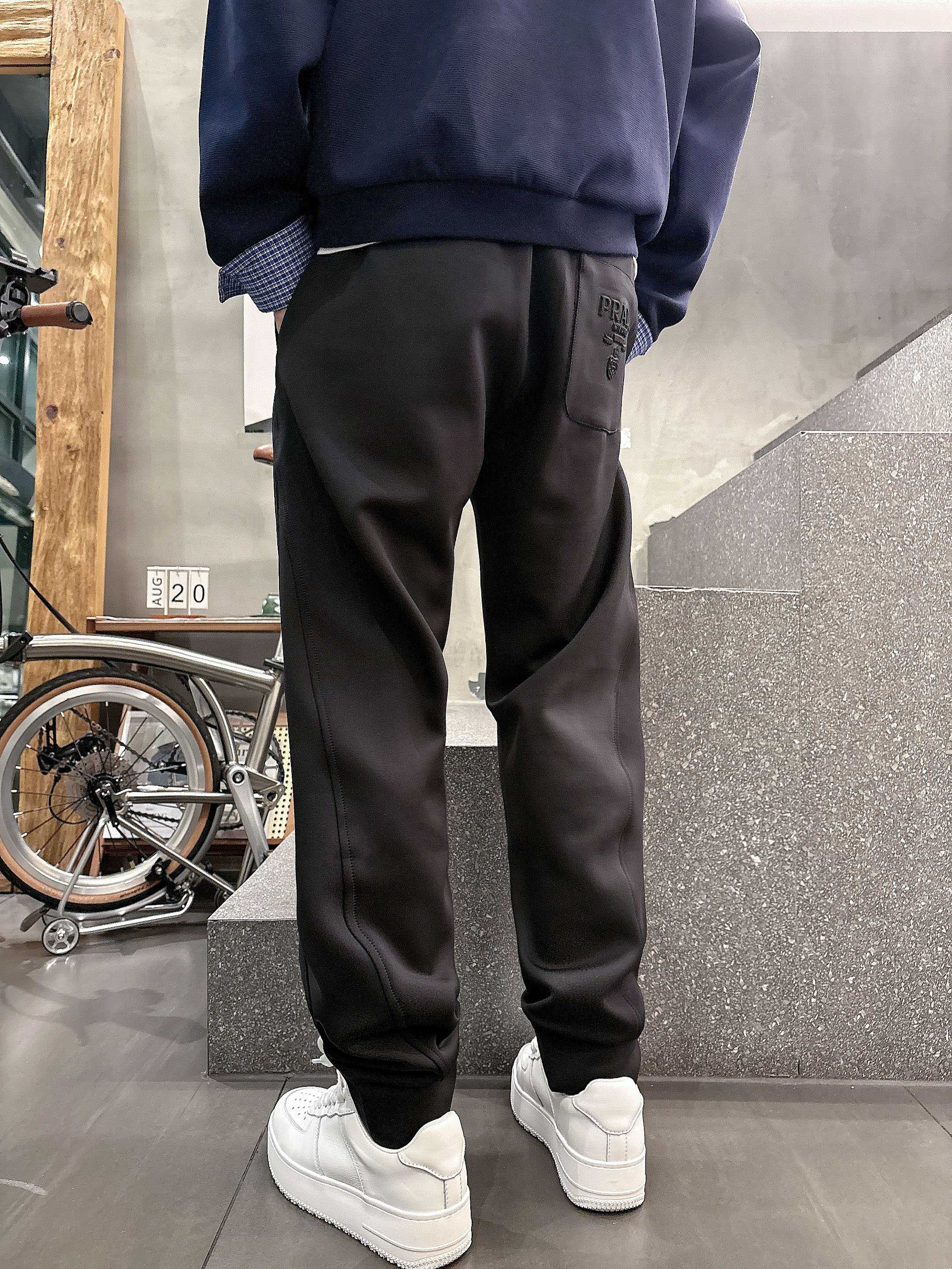 。L2025秋款上新PRADA直筒微阔版型，不挑身材。独有的设计风格，独家面料，上身柔软舒适。定制腰绳，