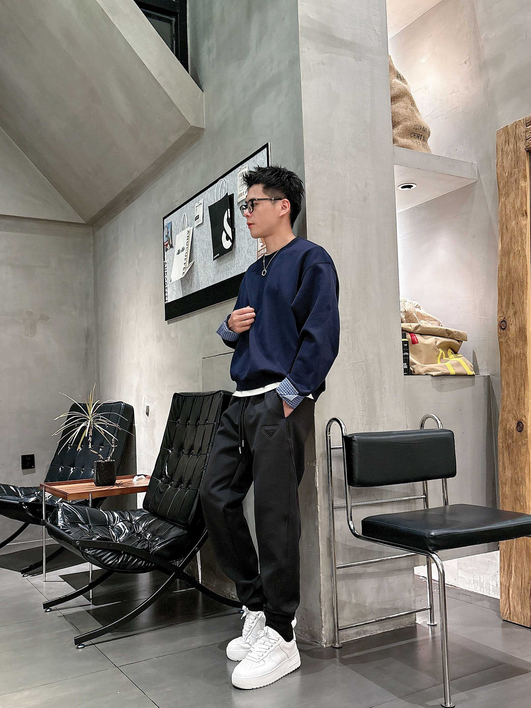 。L2025秋款上新PRADA直筒微阔版型，不挑身材。独有的设计风格，独家面料，上身柔软舒适。定制腰绳，