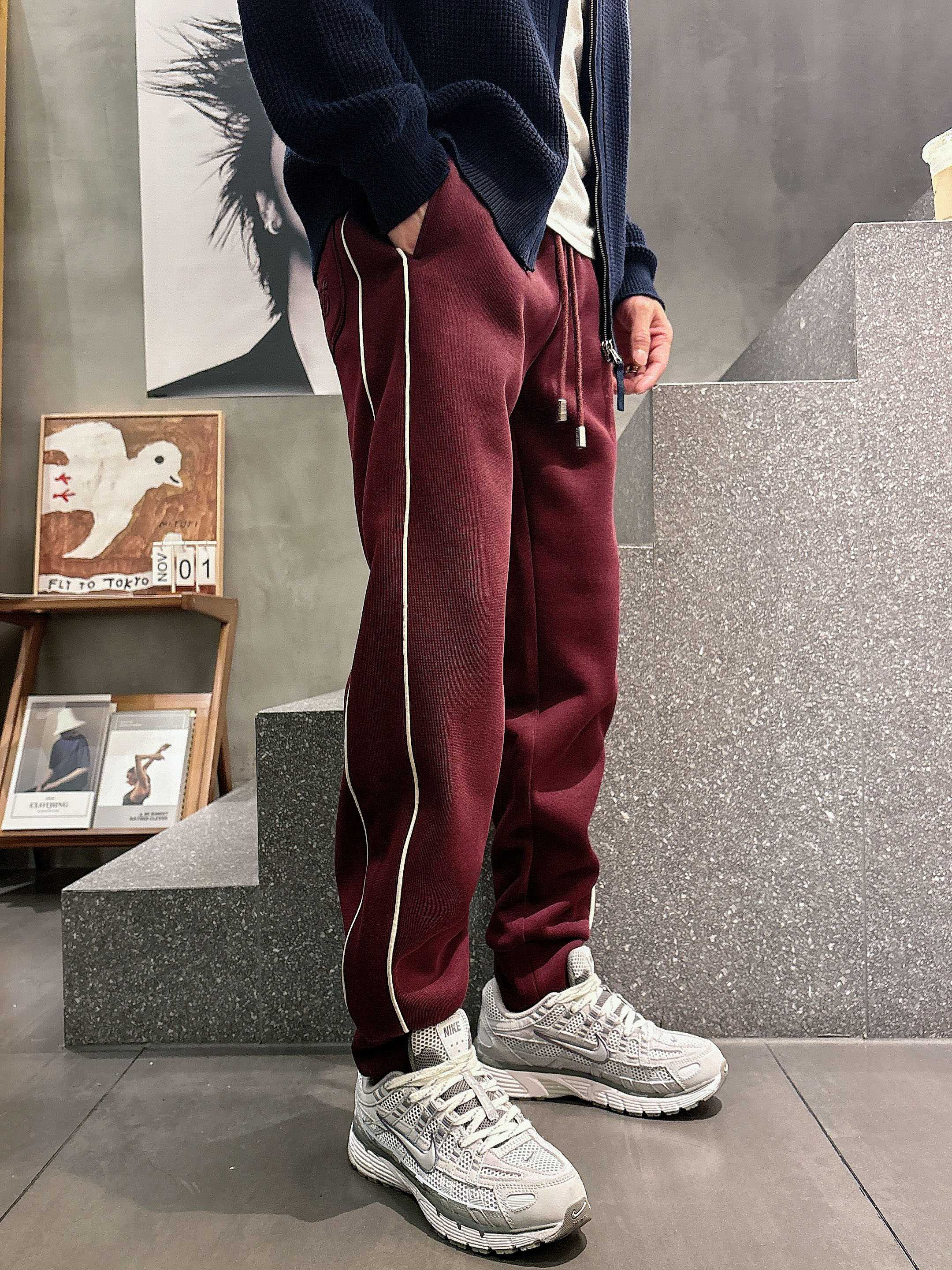 。Lv 2025秋冬新款休闲裤！官网同步发售。品牌经典LOGO休闲裤 ，定制面料，舒适度极好，手触感强烈