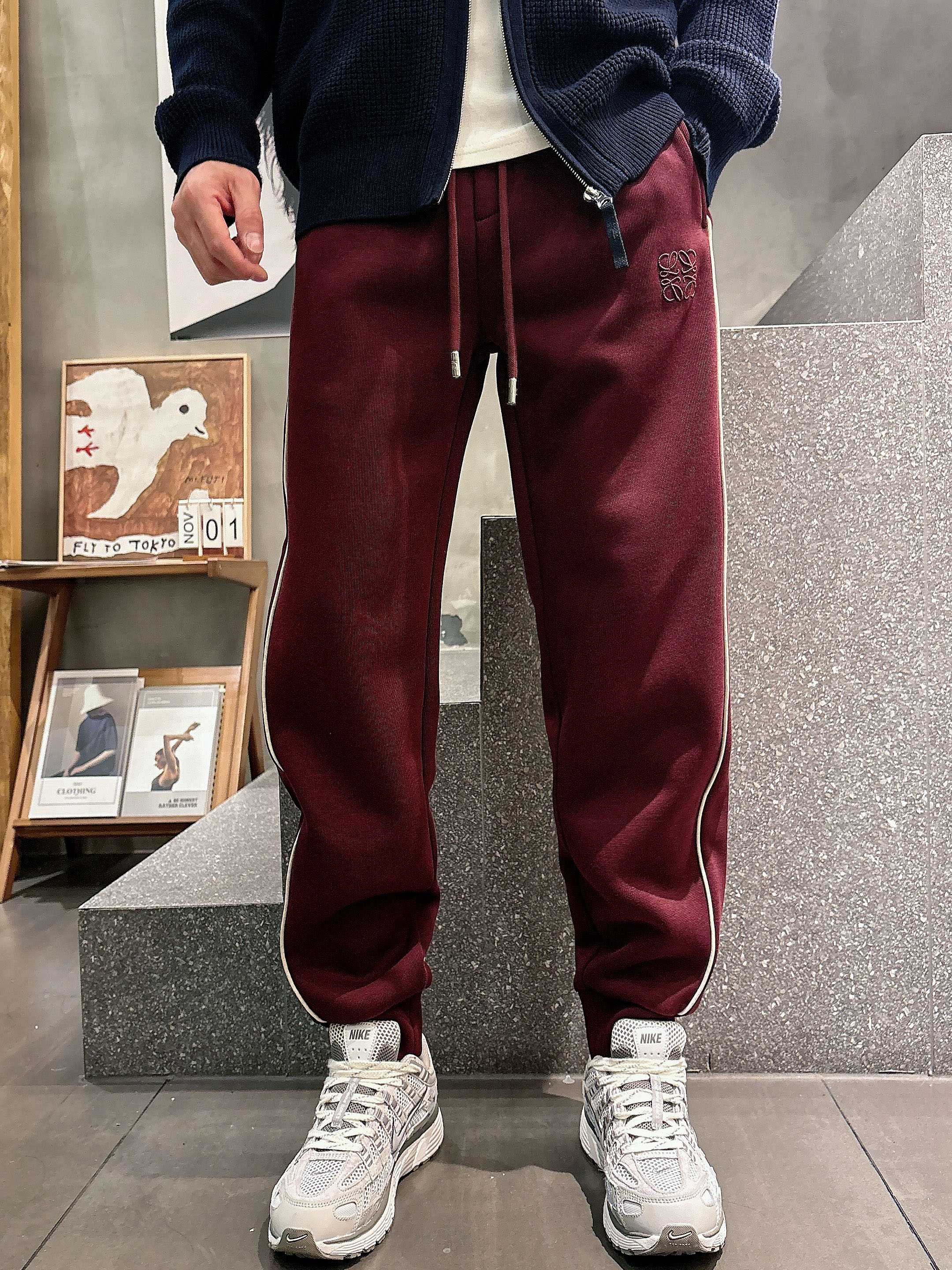 。Lv 2025秋冬新款休闲裤！官网同步发售。品牌经典LOGO休闲裤 ，定制面料，舒适度极好，手触感强烈