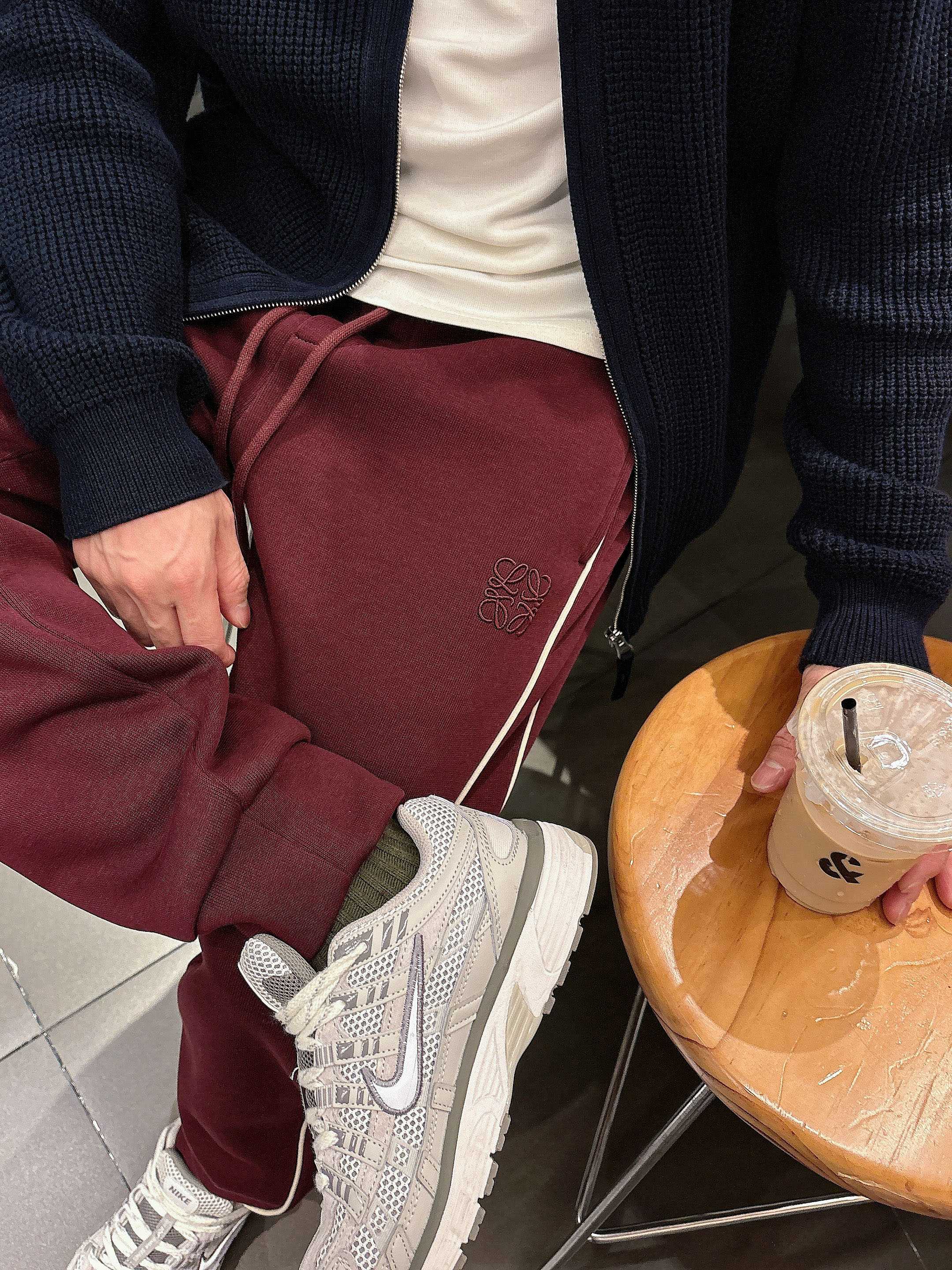 。Lv 2025秋冬新款休闲裤！官网同步发售。品牌经典LOGO休闲裤 ，定制面料，舒适度极好，手触感强烈