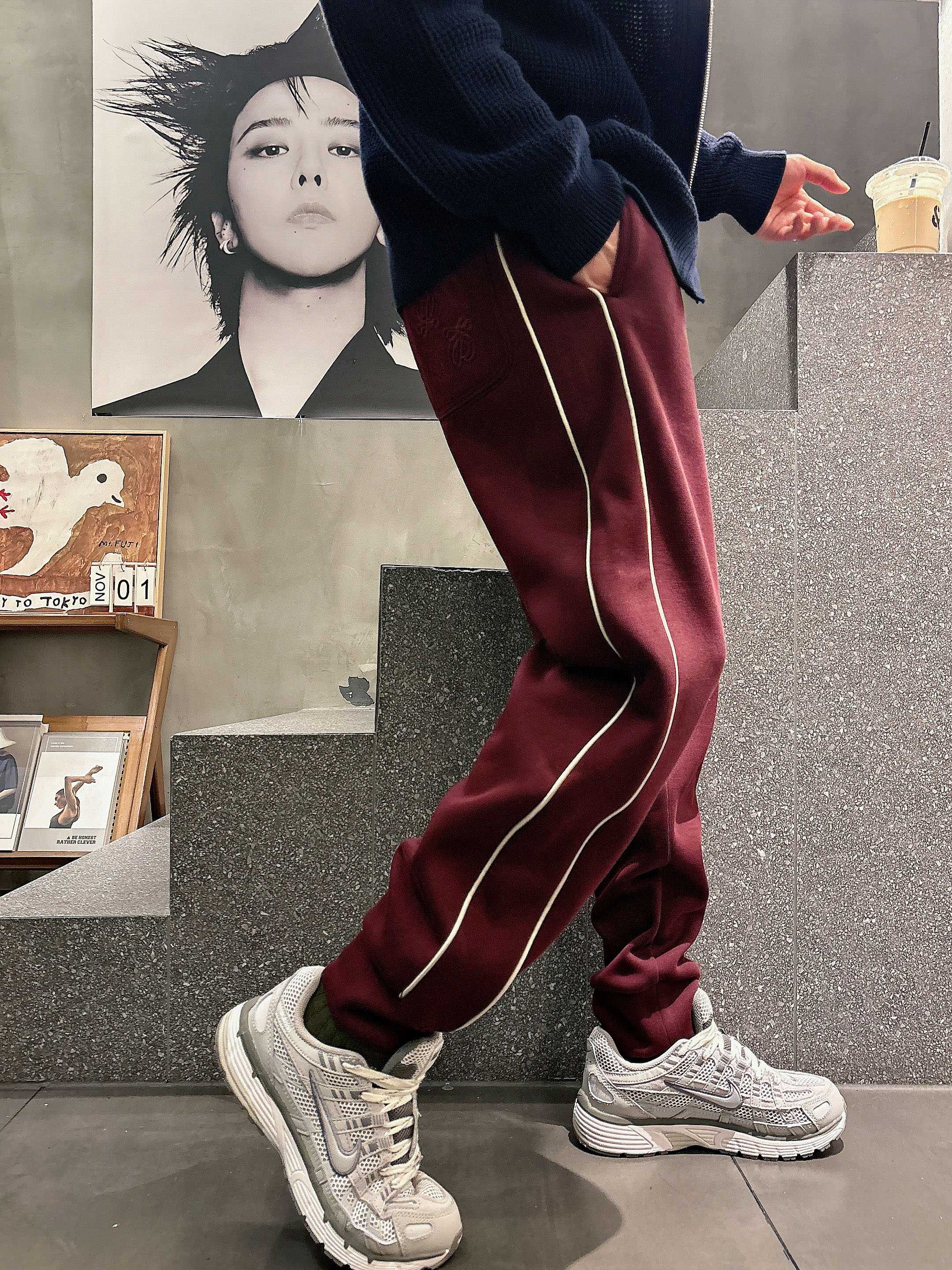 。Lv 2025秋冬新款休闲裤！官网同步发售。品牌经典LOGO休闲裤 ，定制面料，舒适度极好，手触感强烈