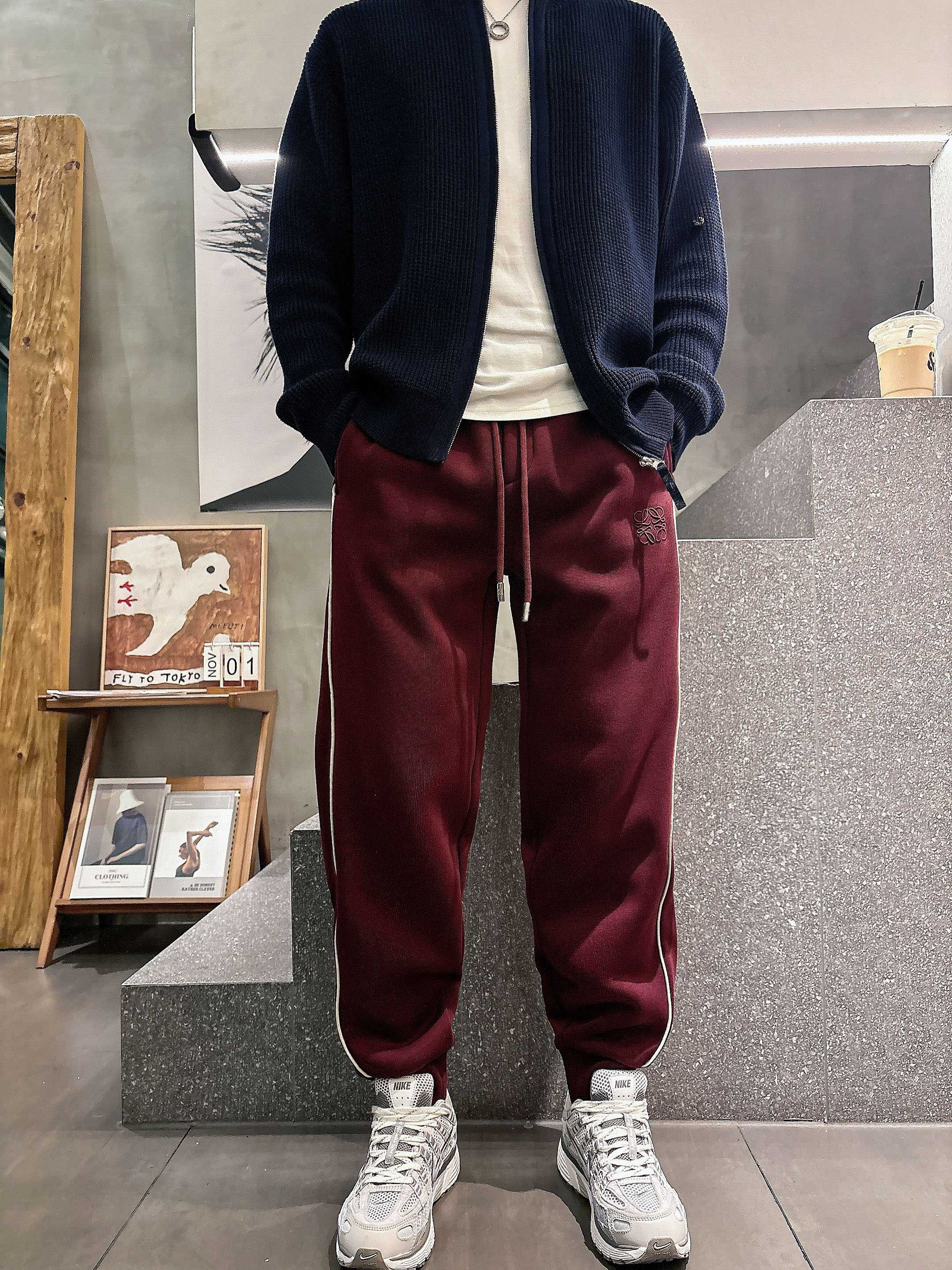 。Lv 2025秋冬新款休闲裤！官网同步发售。品牌经典LOGO休闲裤 ，定制面料，舒适度极好，手触感强烈