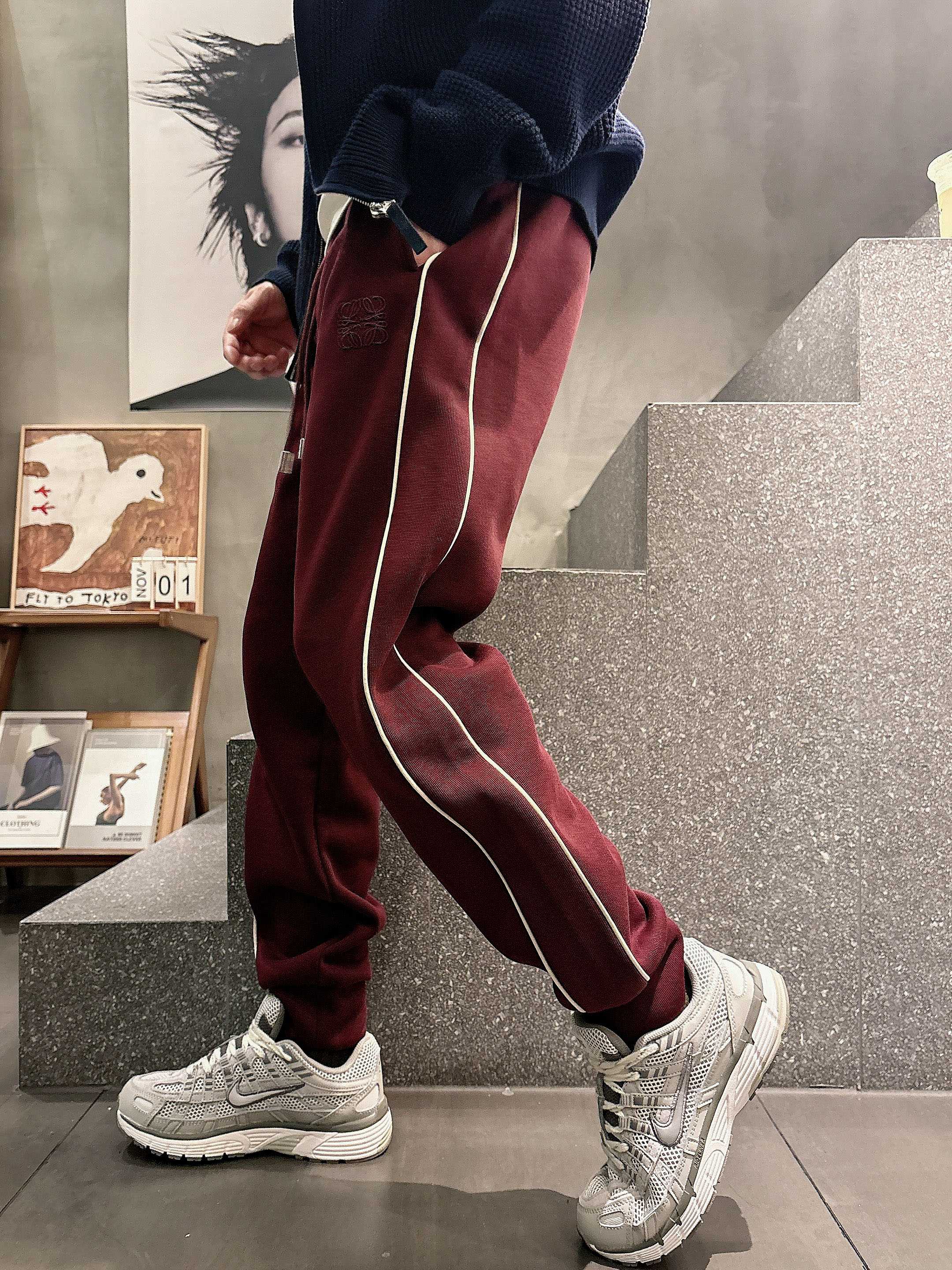 。Lv 2025秋冬新款休闲裤！官网同步发售。品牌经典LOGO休闲裤 ，定制面料，舒适度极好，手触感强烈